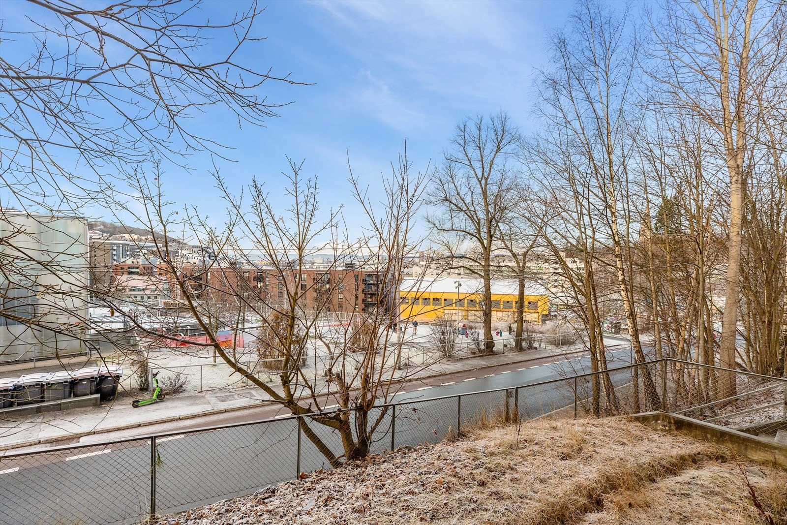 Området byr på grønne omgivelser med vakre vannspeil, frodige bakgårder og flere hyggelige sitteplasser hvor du kan nyte rolige dager ute Galleribilde