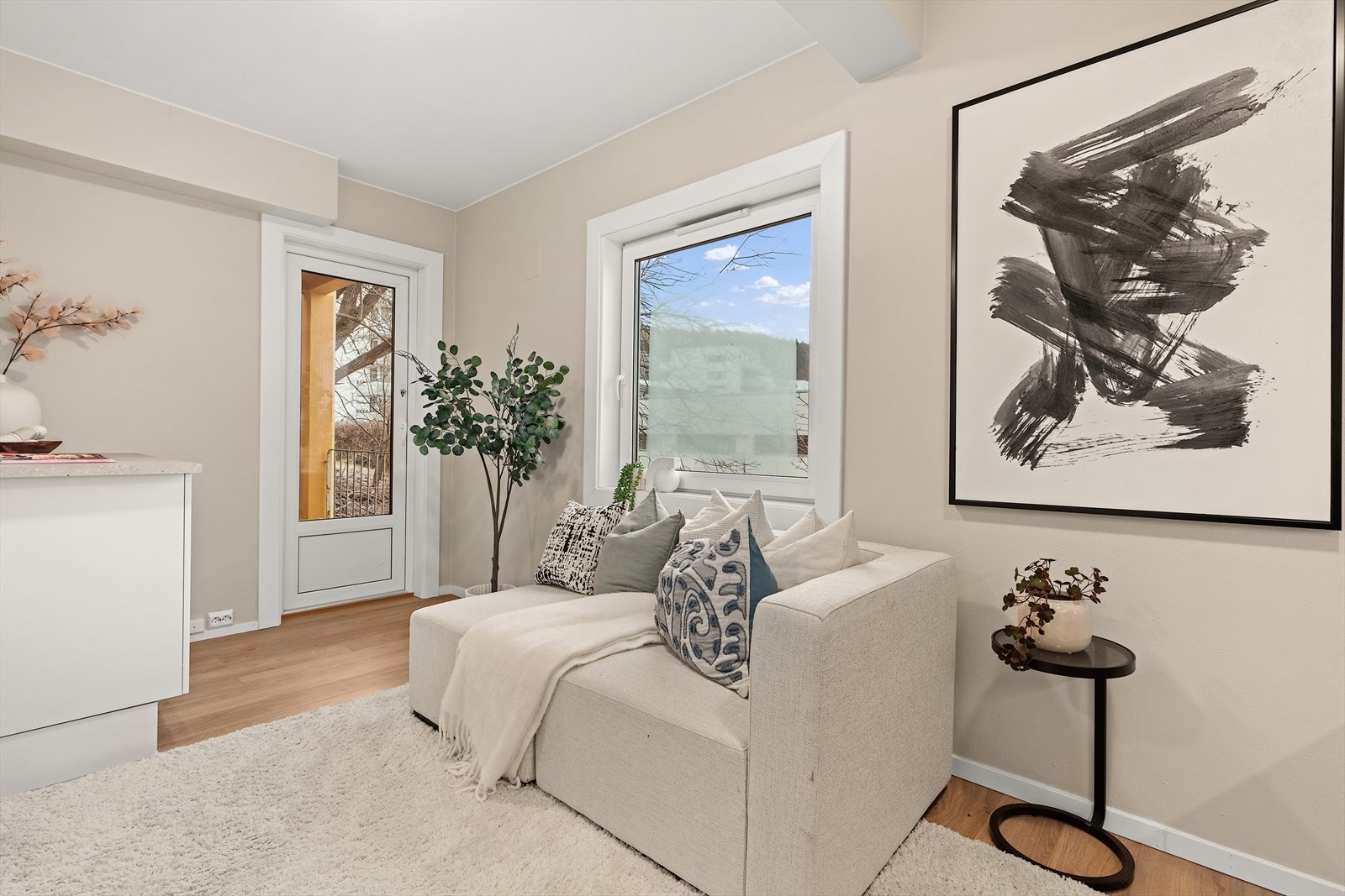 Fra stuen er det utgang til egen balkong Galleribilde