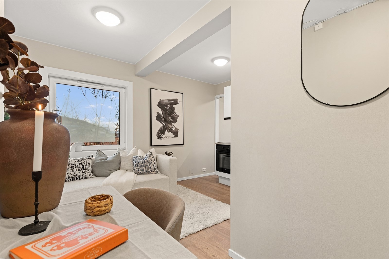 Store vinduer som gir rikelig med naturlig belysning Galleribilde