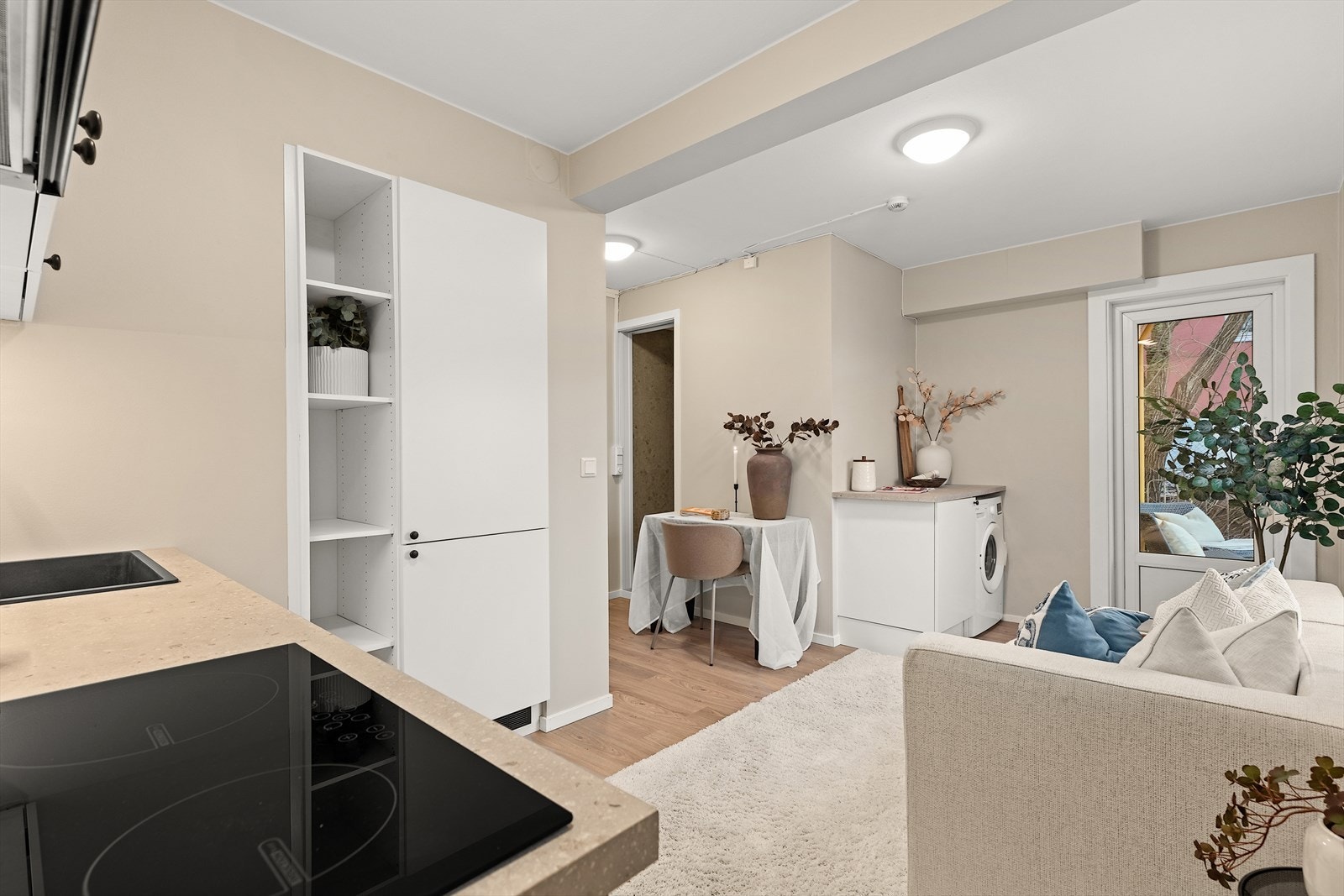 Det er god skapplass til oppbevaring på kjøkkenet Galleribilde