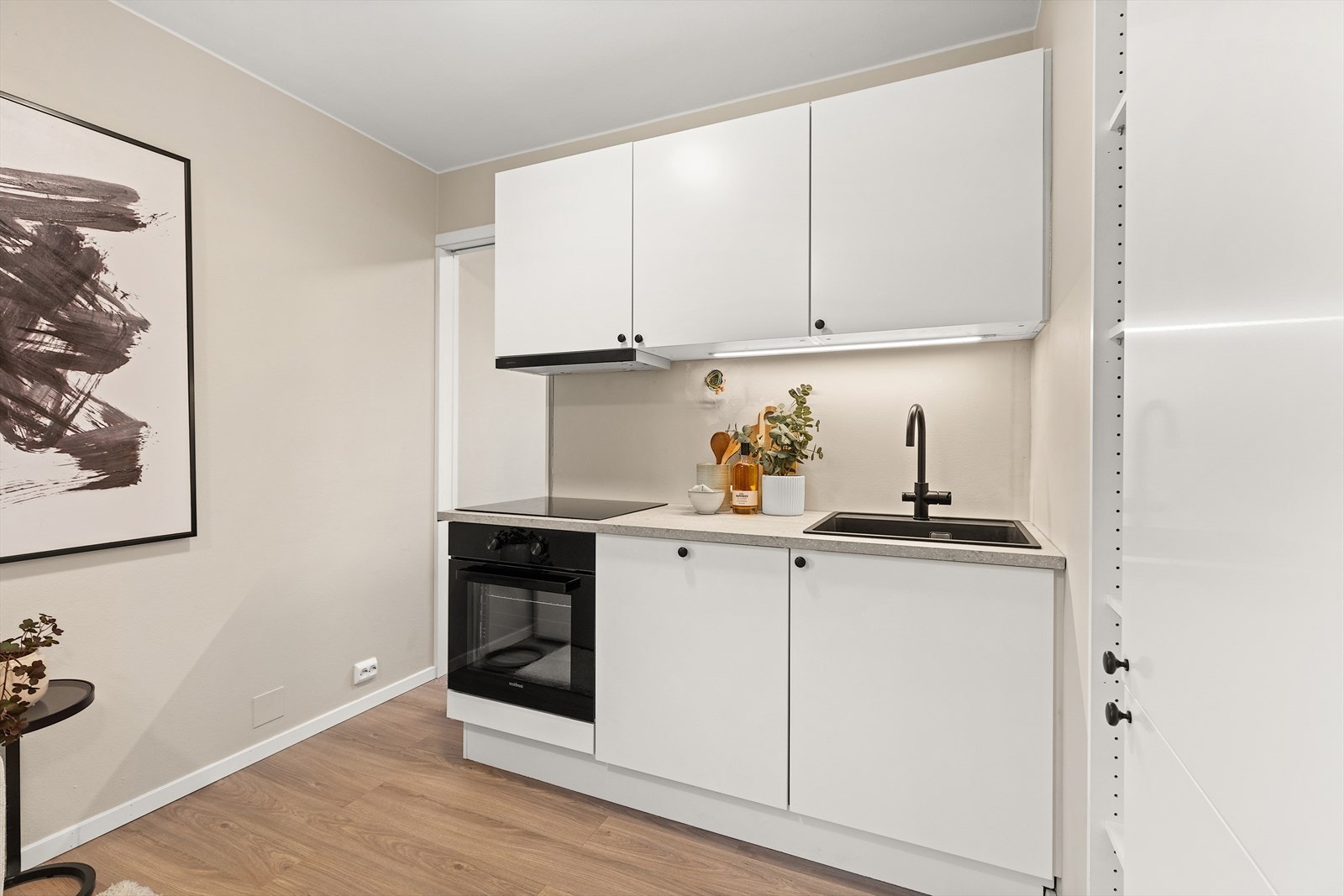 Nytt og stilrent kjøkken fra 2025 med laminat benkeplate Galleribilde