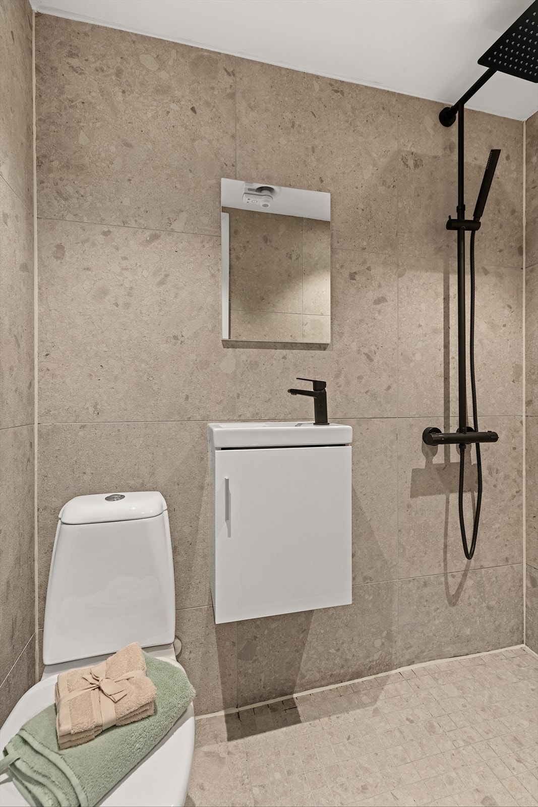 Badet har mekanisk avtrekk montert i tak Galleribilde