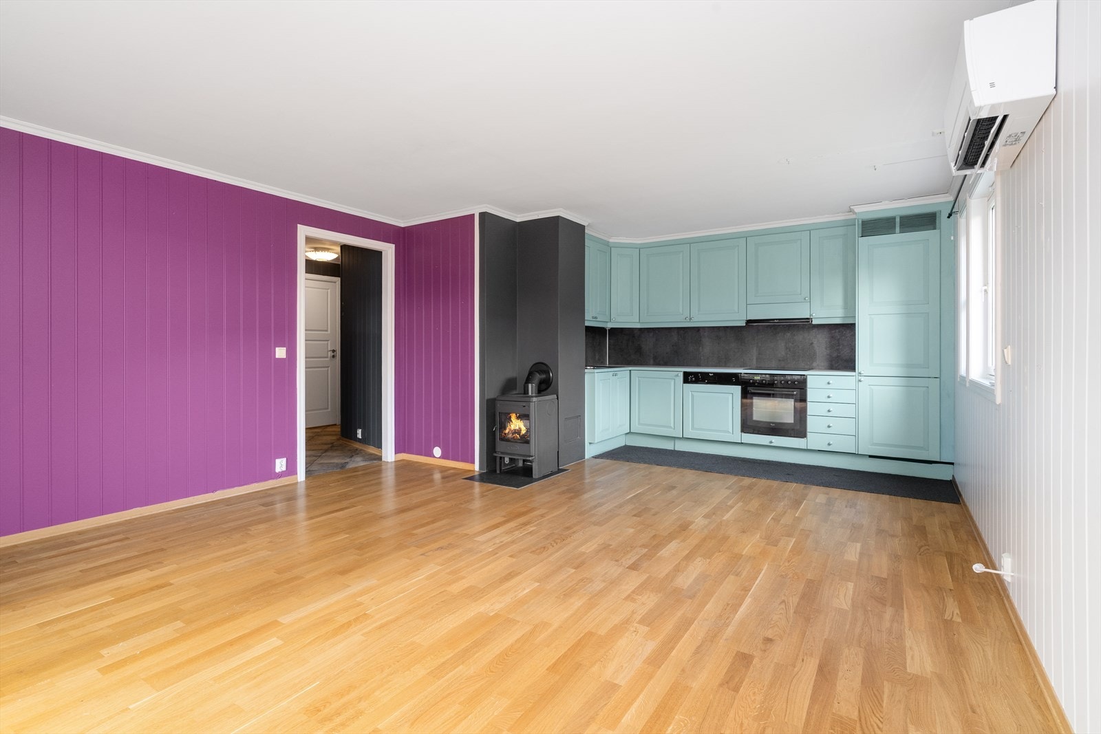 Det er god plass til sofagruppe, samt fin plass til en mindre spisegruppe i tilknytning til kjøkkenet om ønskelig. Galleribilde