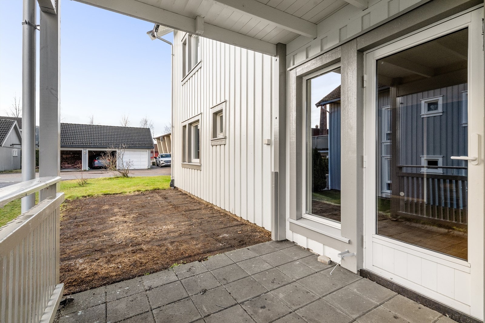 Plattingen som er på ca. 7 m2 har takoverbygg og ligger fint til mot syd. Galleribilde