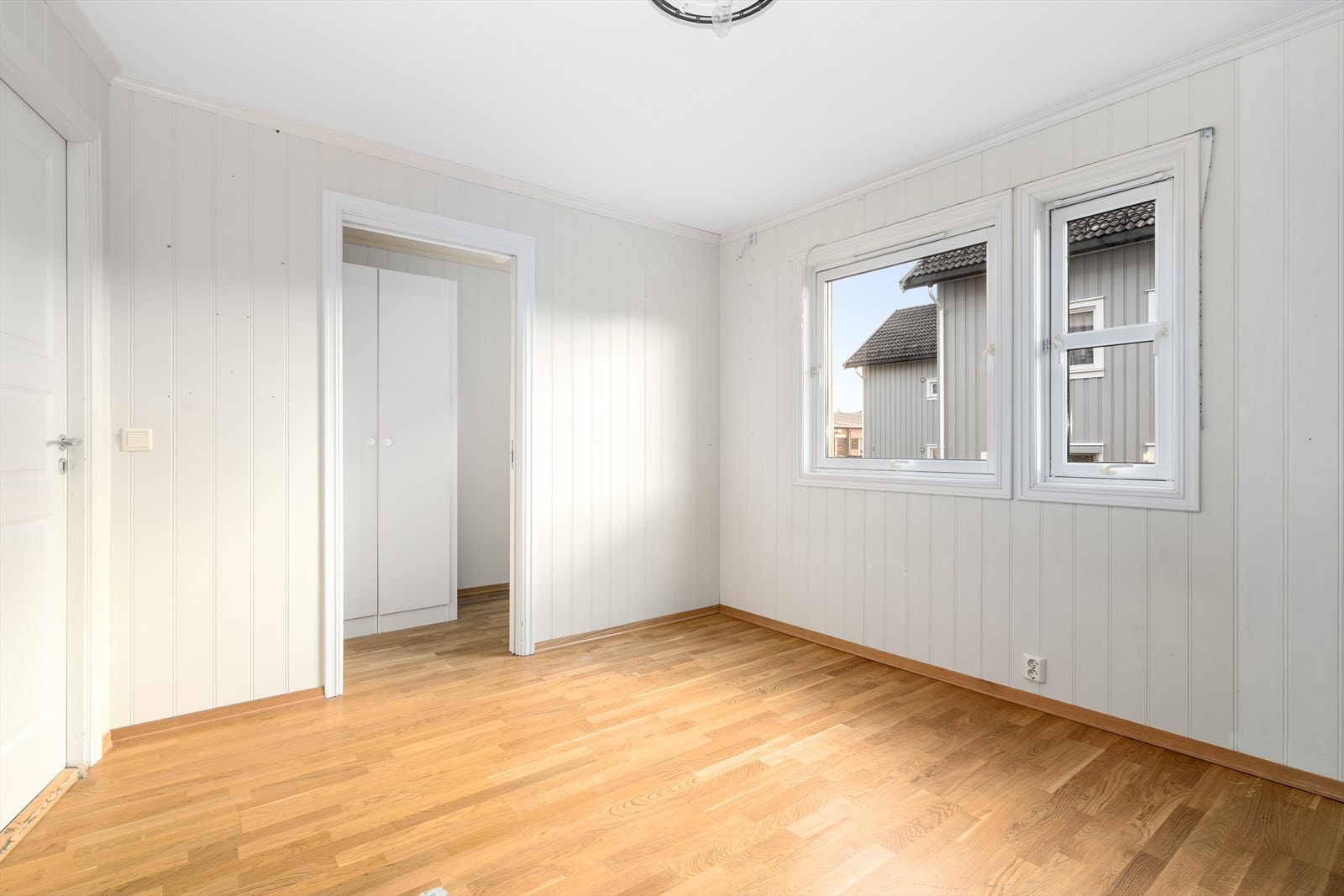 Tilliggende hovedsoverommet, med adkomst via plassbesparende skyvedør, er det et praktisk garderoberom for klesoppbevaring. Galleribilde