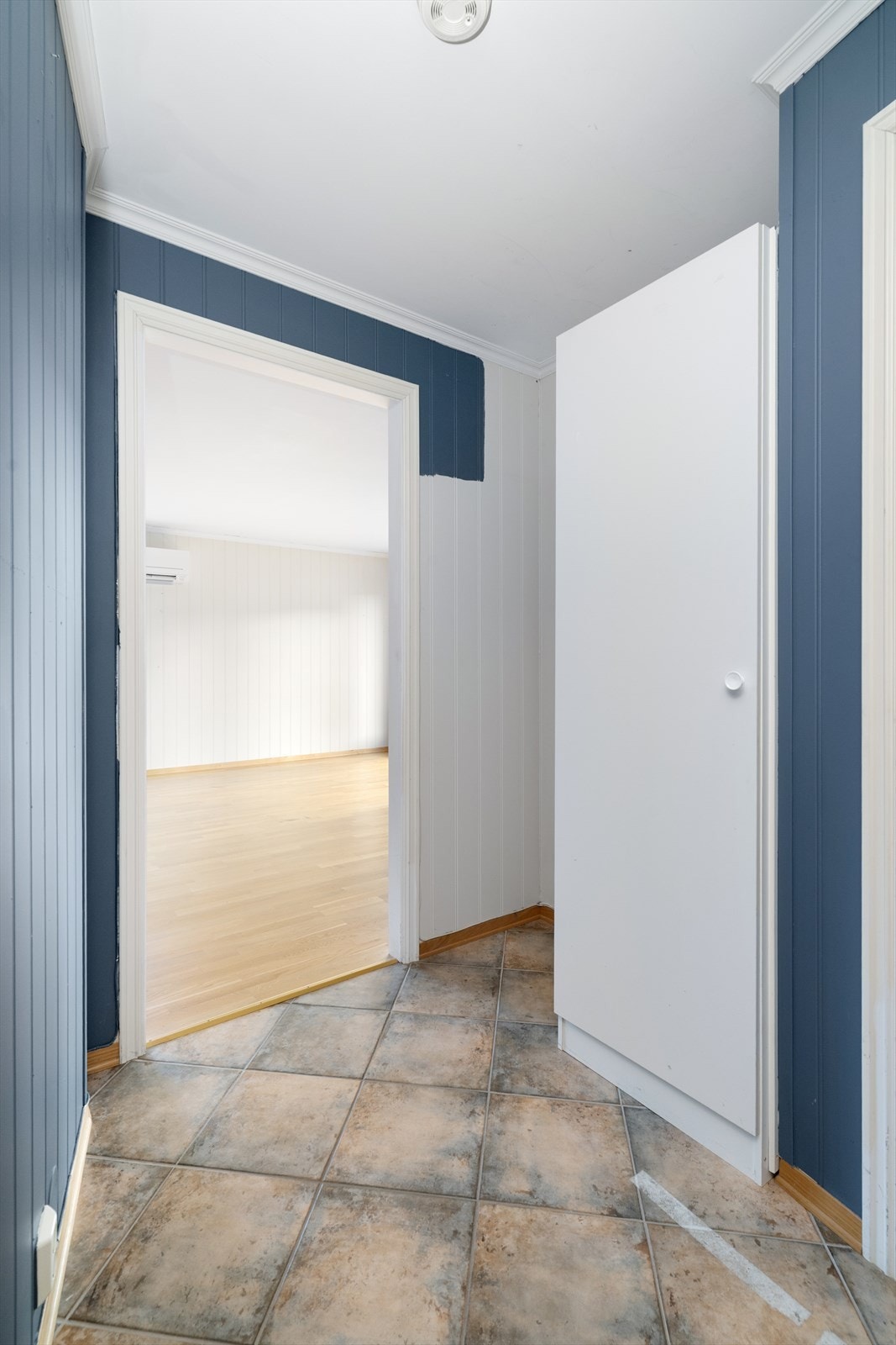 Her er det både hylleplass og garderobeskap for sko- og klesoppbevaring. Galleribilde