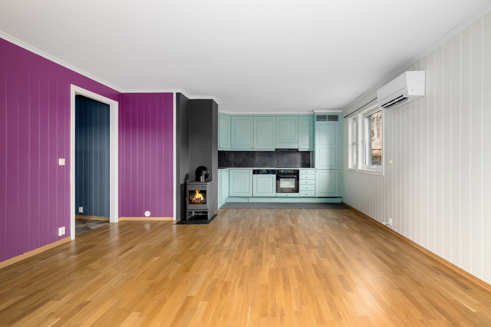 Leiligheten har en god planløsning med åpen løsning stue/kjøkken, med vedovn og nyere varmepumpe fra 2022 for en jevn og behagelig varme. Galleribilde