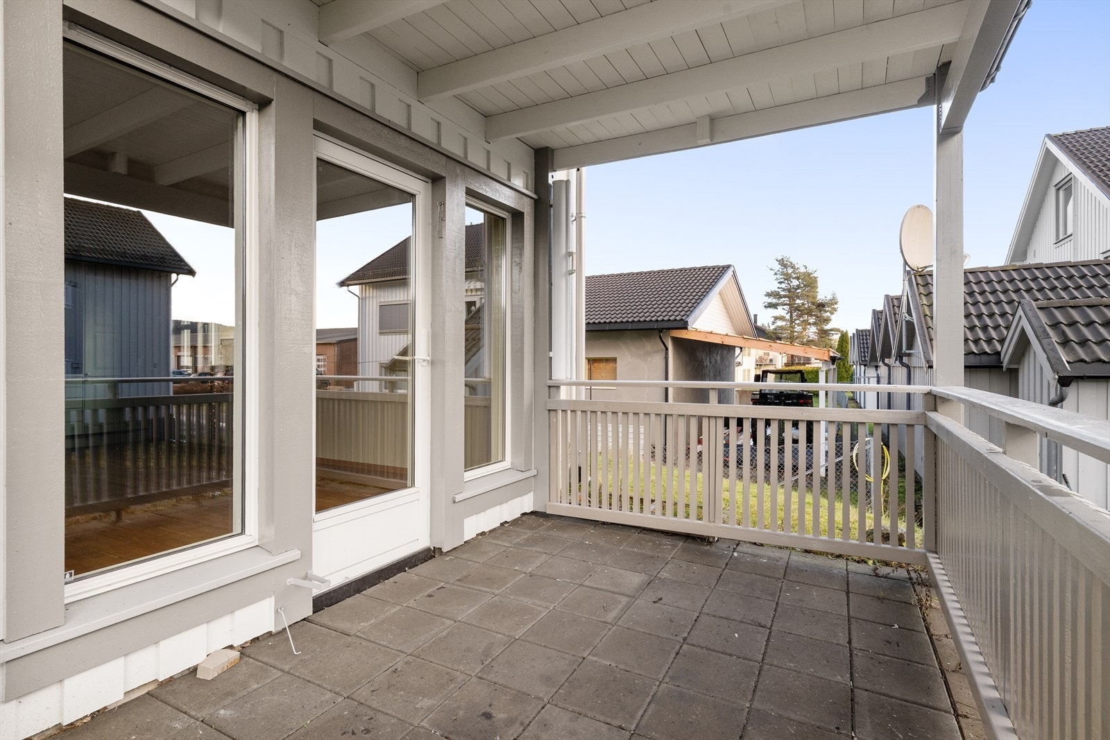 Kort gange til skoler, barnehage og dagligvareforretningene KIWI og Extra, som begge ligger langs Brugata. Galleribilde