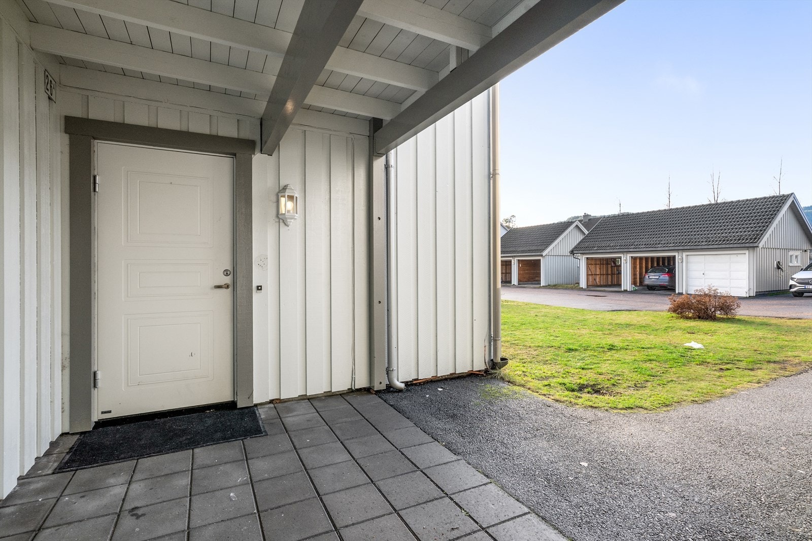 Seksmannsboligen har felles, overbygget inngangsparti. Galleribilde