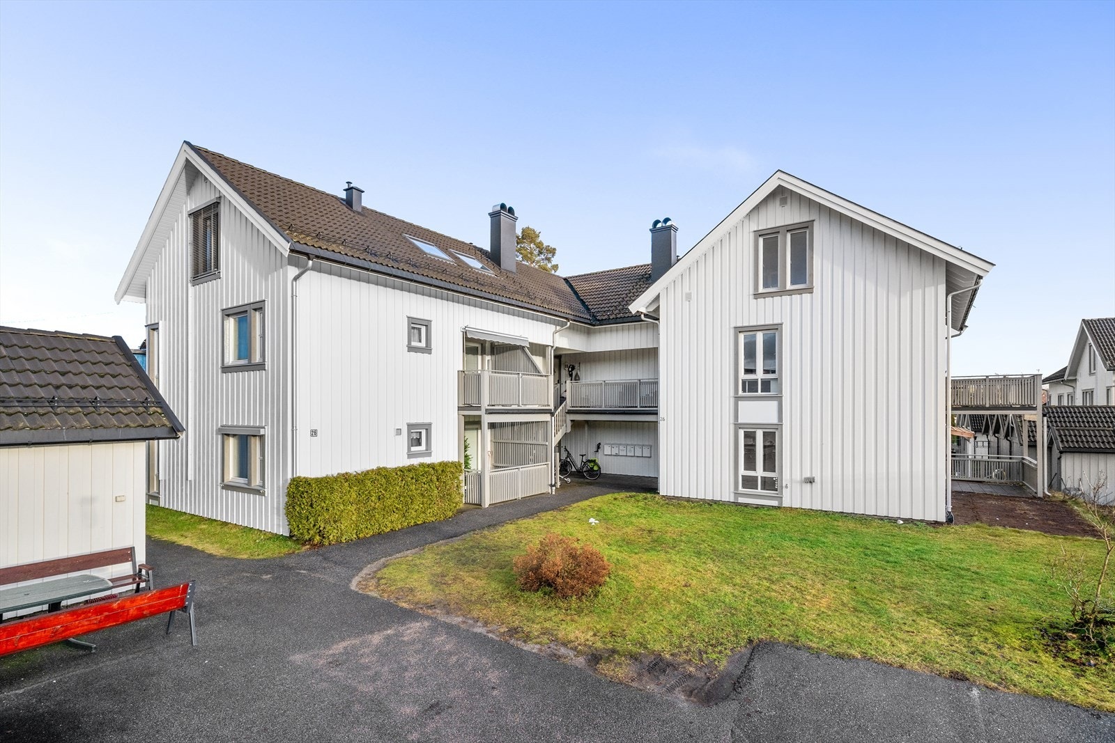 Det er på tomta oppført flere garasjer og et utvendig bodanlegg, hvorav leiligheten disponerer en bodplass på ca. 5 m2. Galleribilde