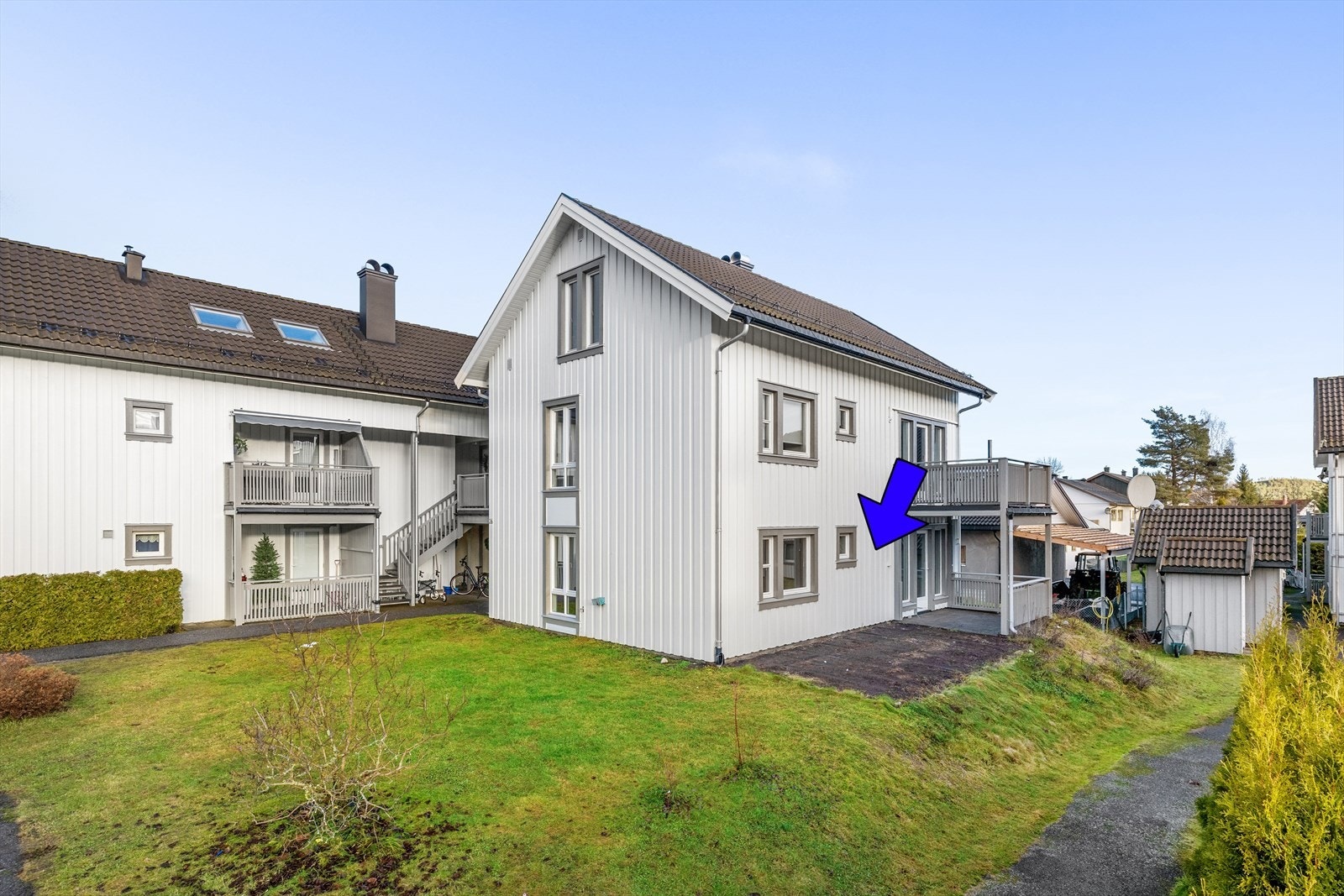 Leiligheten har en fin beliggenhet i 1. etasje, med koselig overbygget platting og enkel adkomst direkte fra bakkeplan. Galleribilde