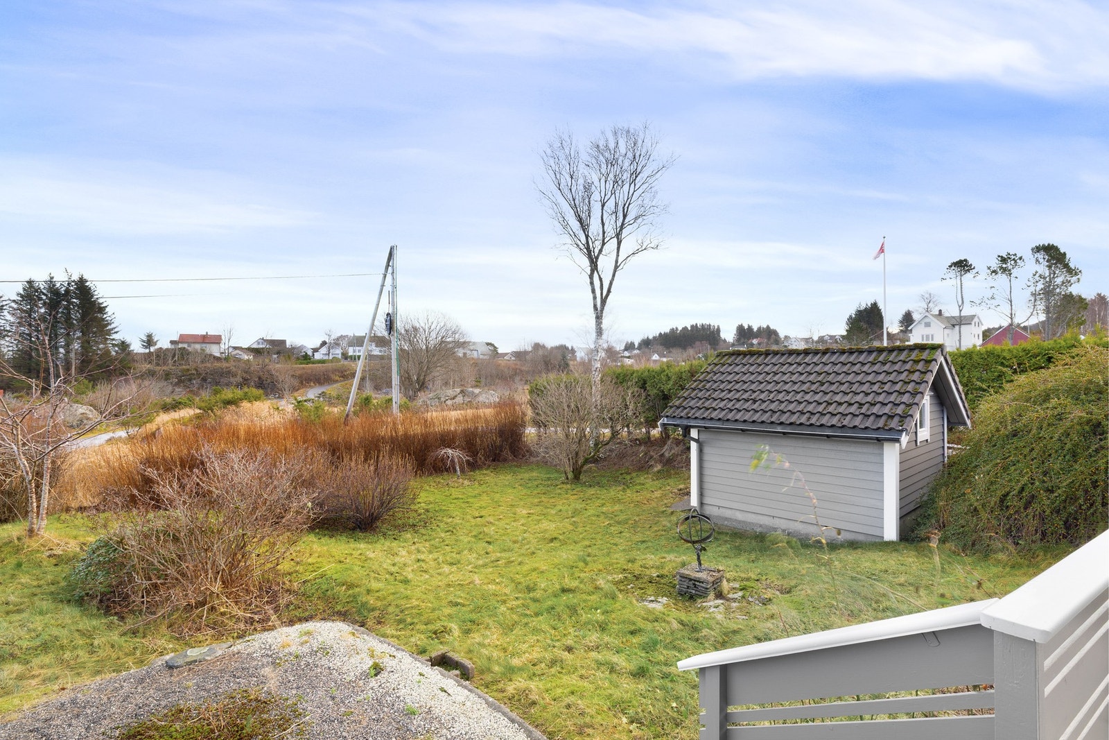 Eiendommen byr på store uteområder, som gir rikelig med plass til lek, hageprosjekter eller sosiale sammenkomster. Galleribilde