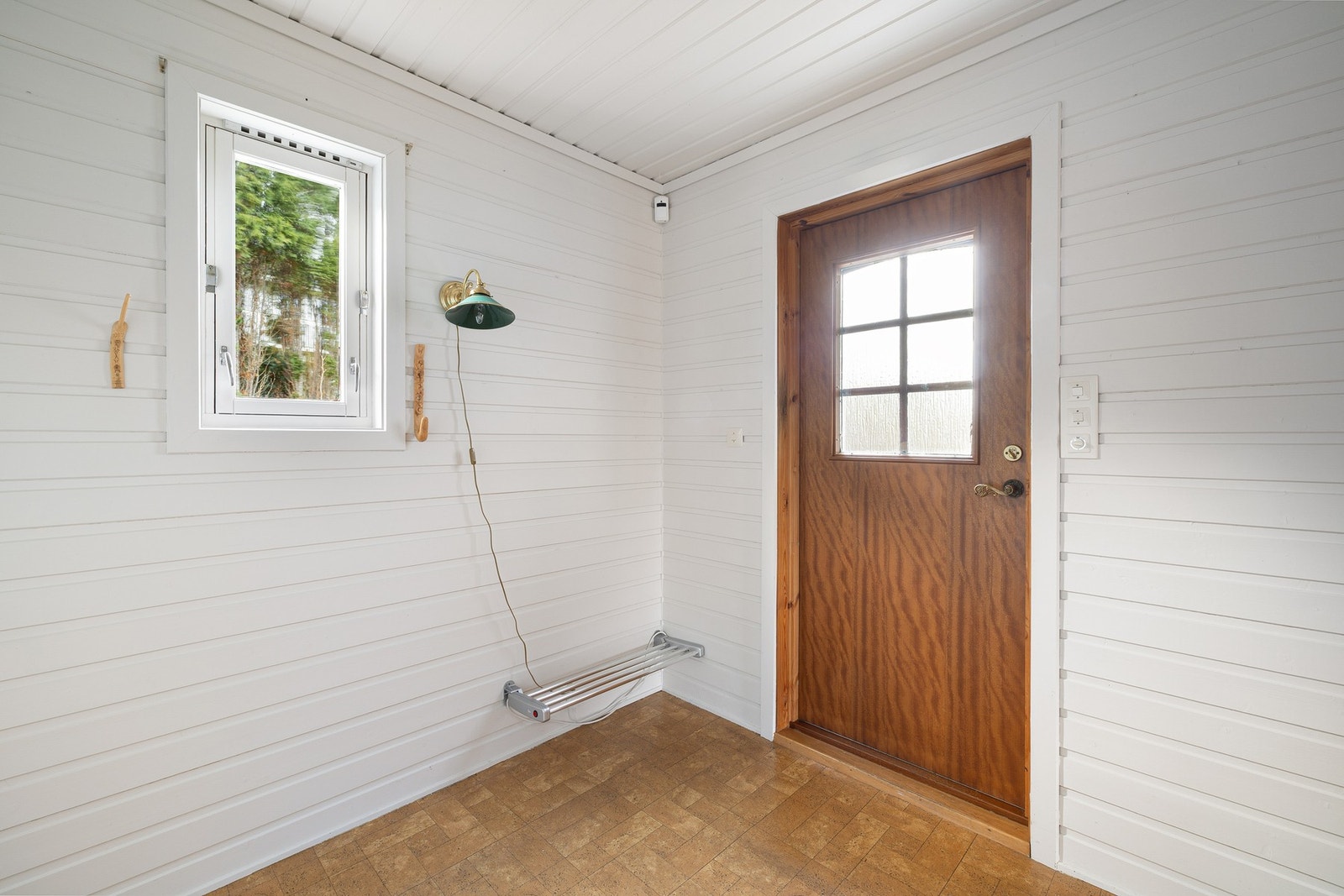 Romslig og funksjonell enebolig over tre plan, med en gjennomtenkt planløsning og mange muligheter for tilpasning etter egne behov. Her får du en eiendom med solide rammer, store uteområder og praktiske tilleggsbygg som carport og eget uthus. Galleribilde