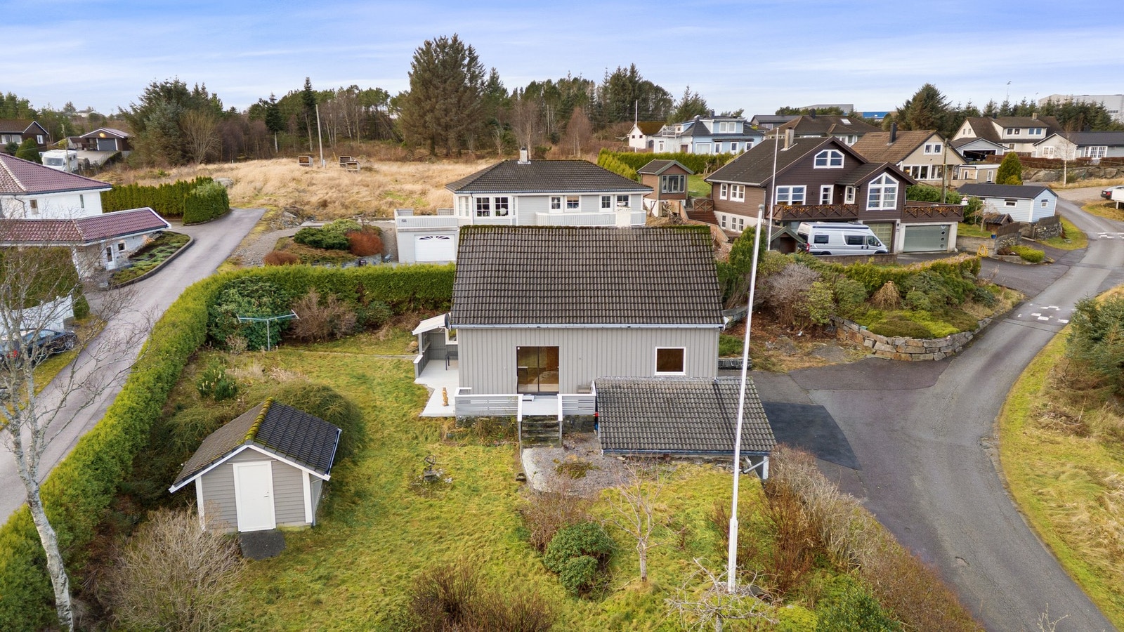 Kiwi-butikk og busstopp nås på ca. 6 minutter til fots. Galleribilde