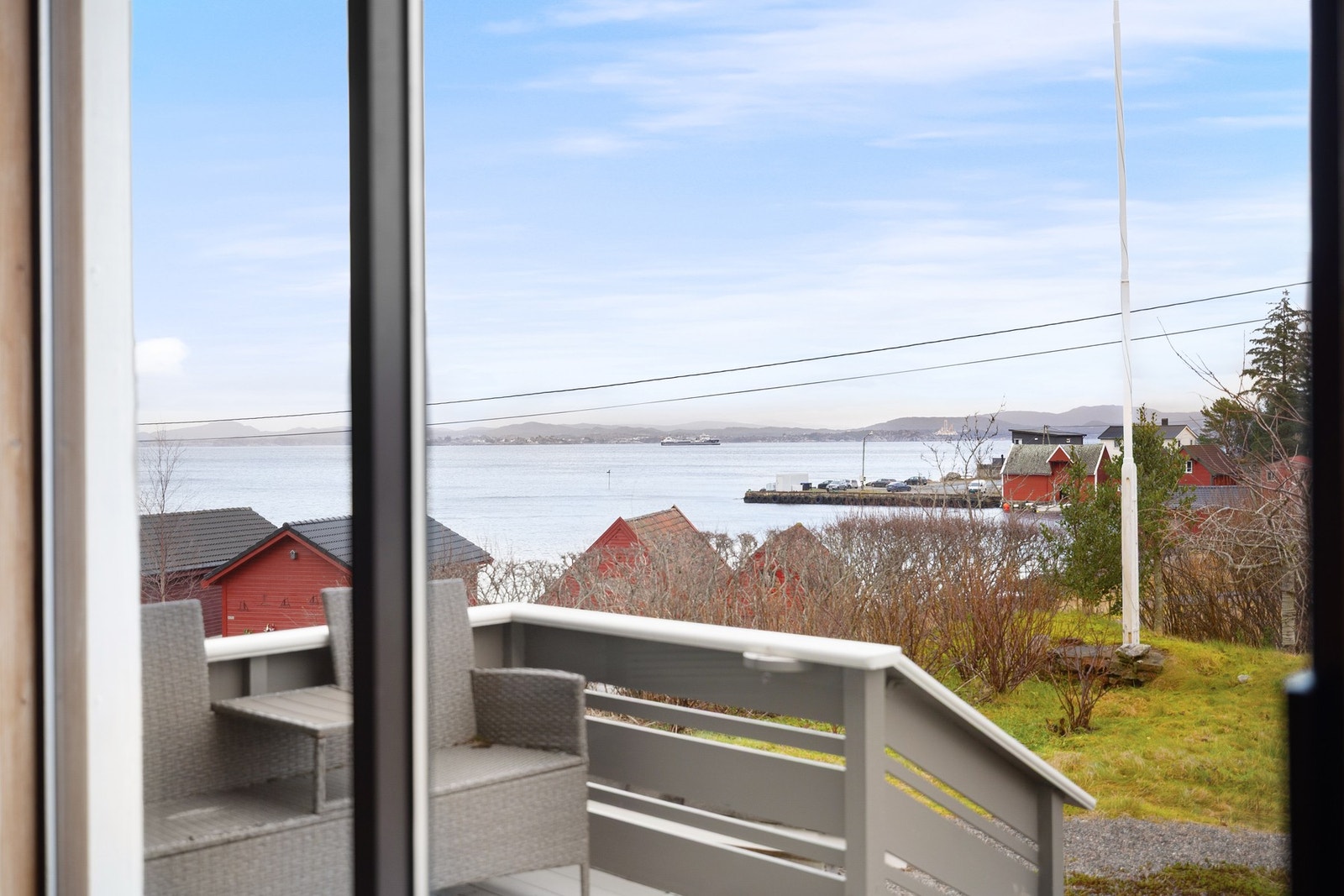 Eiendommen har fri og vidstrakt utsikt over fjorden, helt uten innsyn fra naboer. Den store, opparbeidede tomten er inngjerdet med hekk rundt hele eiendomsgrensen, hvor hekk i sør og vest er vintergrønn og gir god skjerming året rundt. Galleribilde