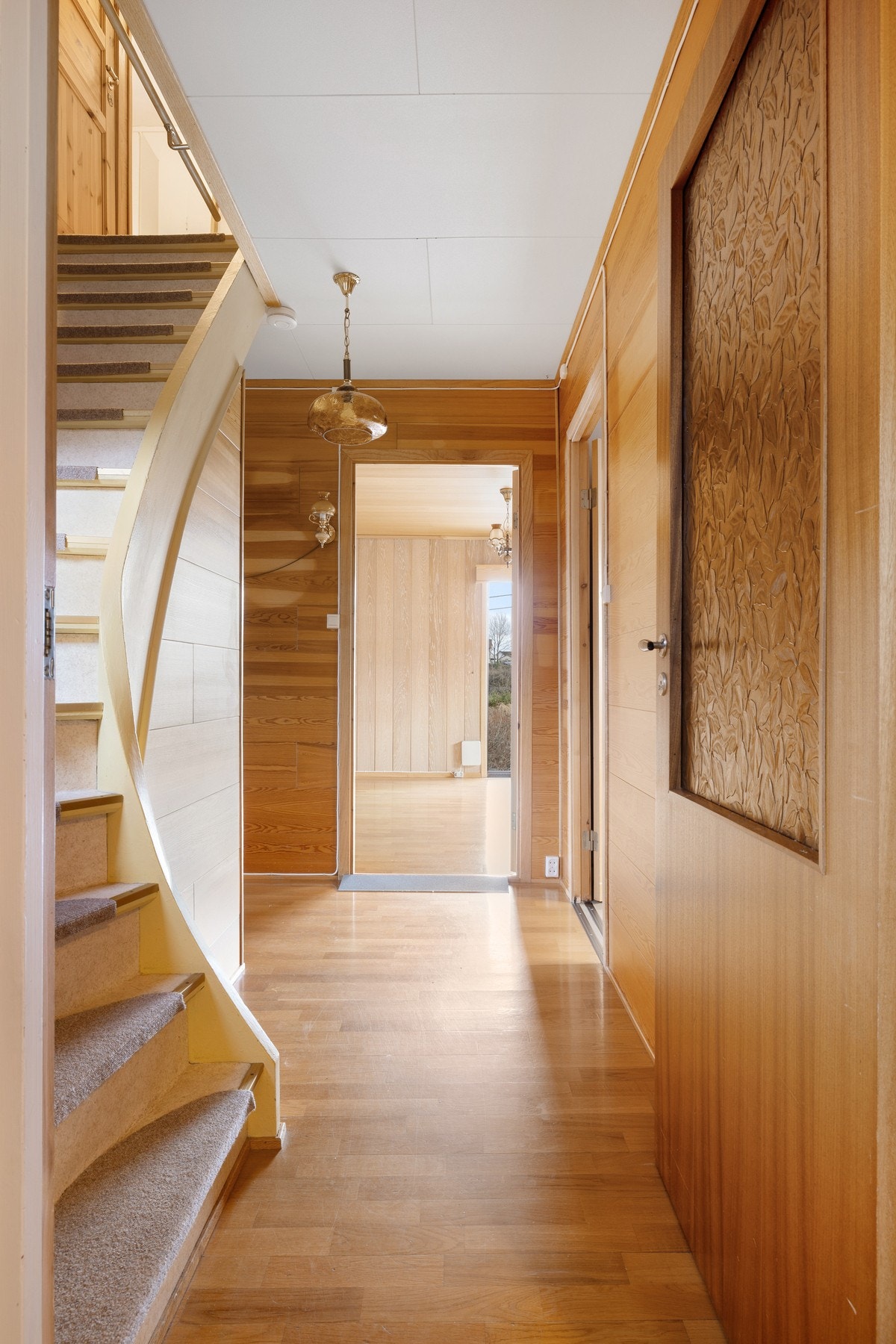 Vassvikvegen ligger idyllisk til på gamle Ågotnes, i et landlig, rolig og barnevennlig område med lite trafikk og et stabilt nabolag bestående av pensjonister, barnefamilier og middelaldrende. Her bor du skjermet og fredelig, samtidig som du har enkel til Galleribilde