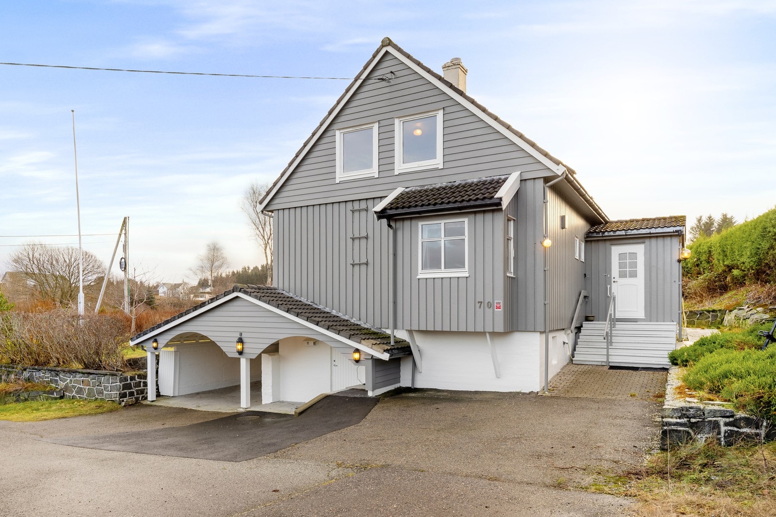 Rett ved eiendommen går en gruslagt turløype/lysløype på ca. 2 km, perfekt for turer, jogging og ski vinterstid. Galleribilde