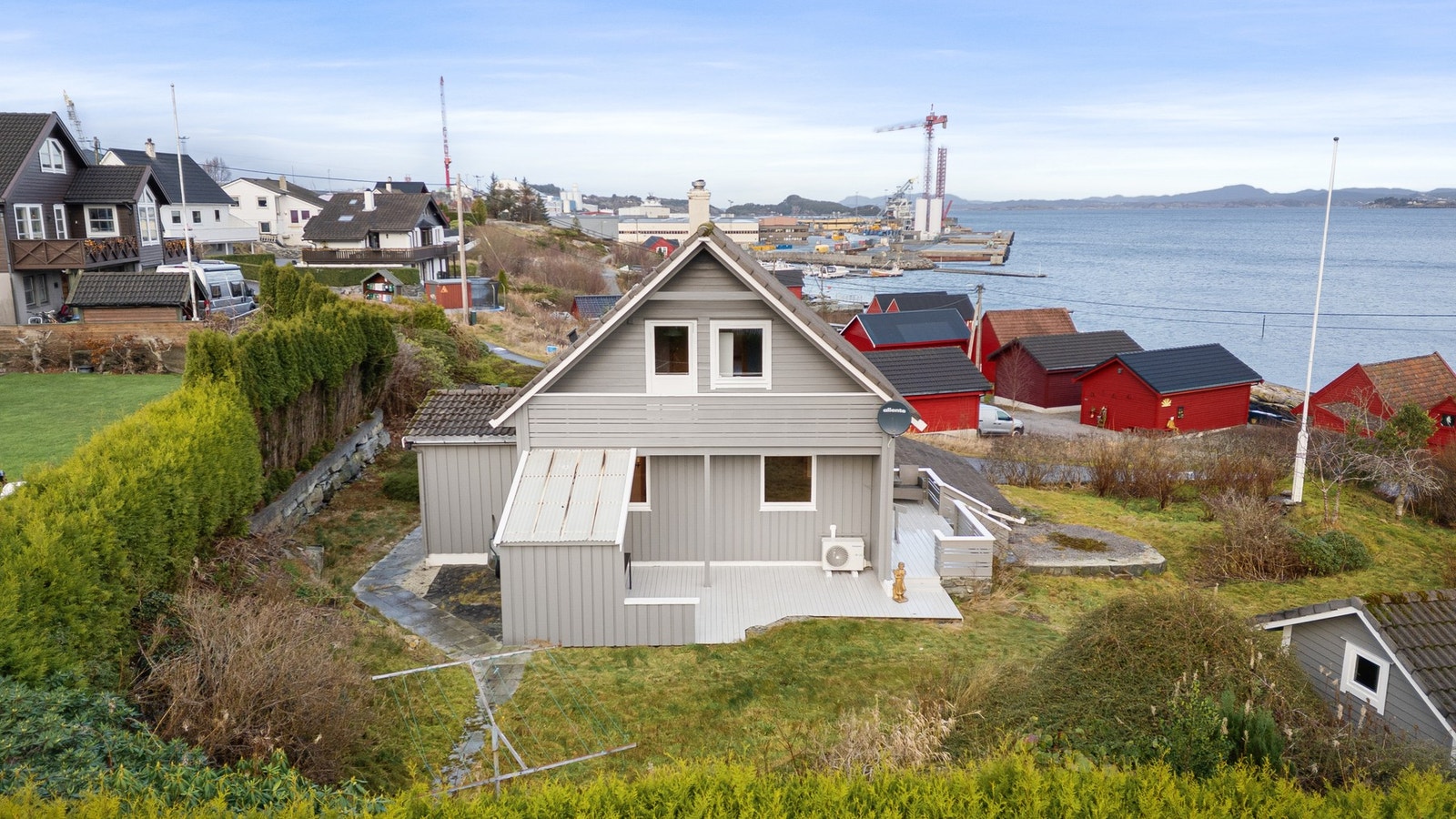 Dette gjør det enkelt å kombinere en rolig hverdag ved sjøen med arbeid, kultur- og servicetilbudene i byen. Galleribilde