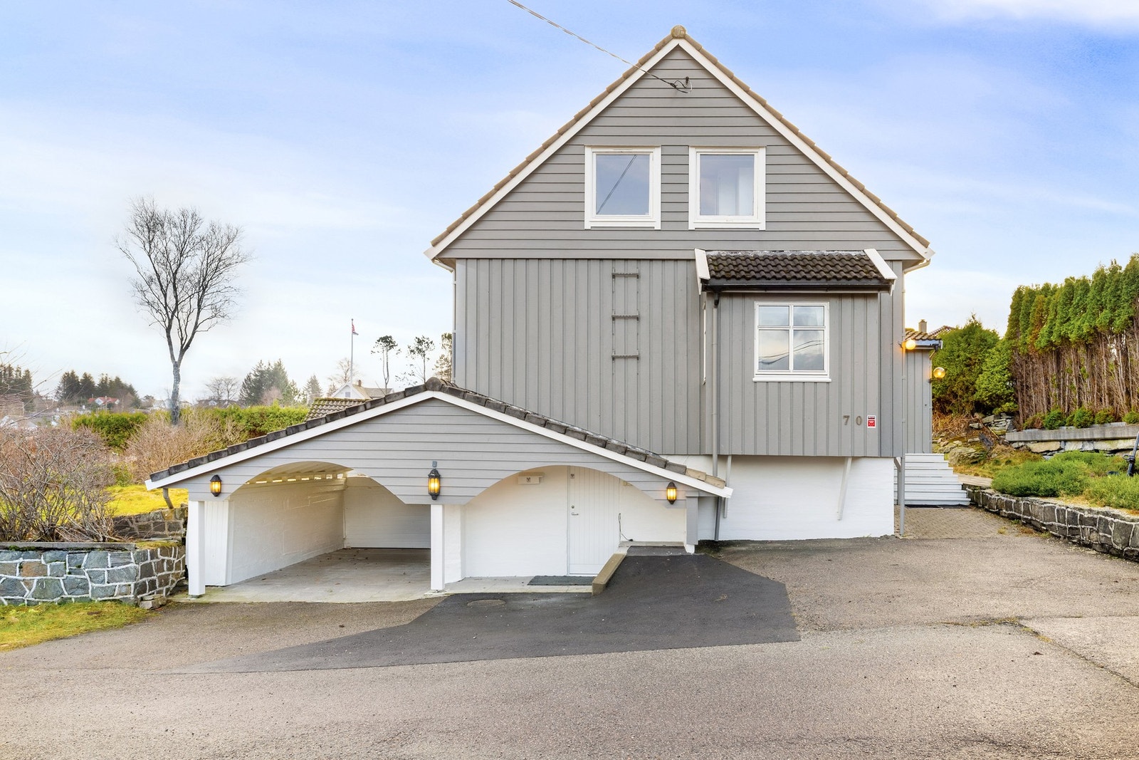 Eiendommen byr på en unik kombinasjon av sjønær beliggenhet, rikelige solforhold, flotte utearealer og nærhet til både natur, fasiliteter og Bergen. Galleribilde