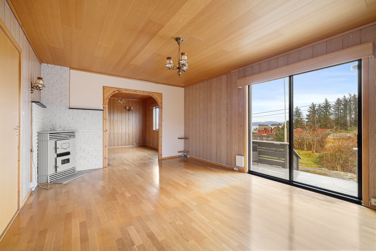 Med herlig fjordutsikt, solrik beliggenhet og store uteområder, venter denne innholdsrike eneboligen på deg som vil forme ditt egen hjem. Beliggenheten gir kort vei til bademuligheter 30 meter fra huset, Ågotnes sentrum og Oasen senter på Straume med alt Galleribilde