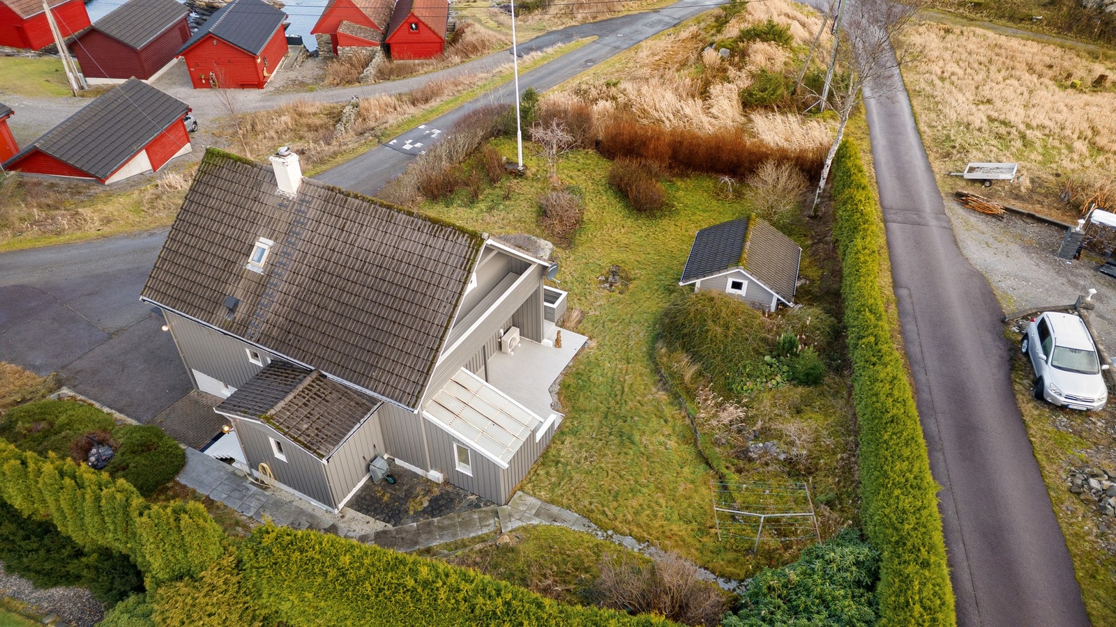 Via en gruset snarvei tar det kun 3 minutter å gå til arbeidsplasser på CCB og Ågotnes Næringspark. Galleribilde