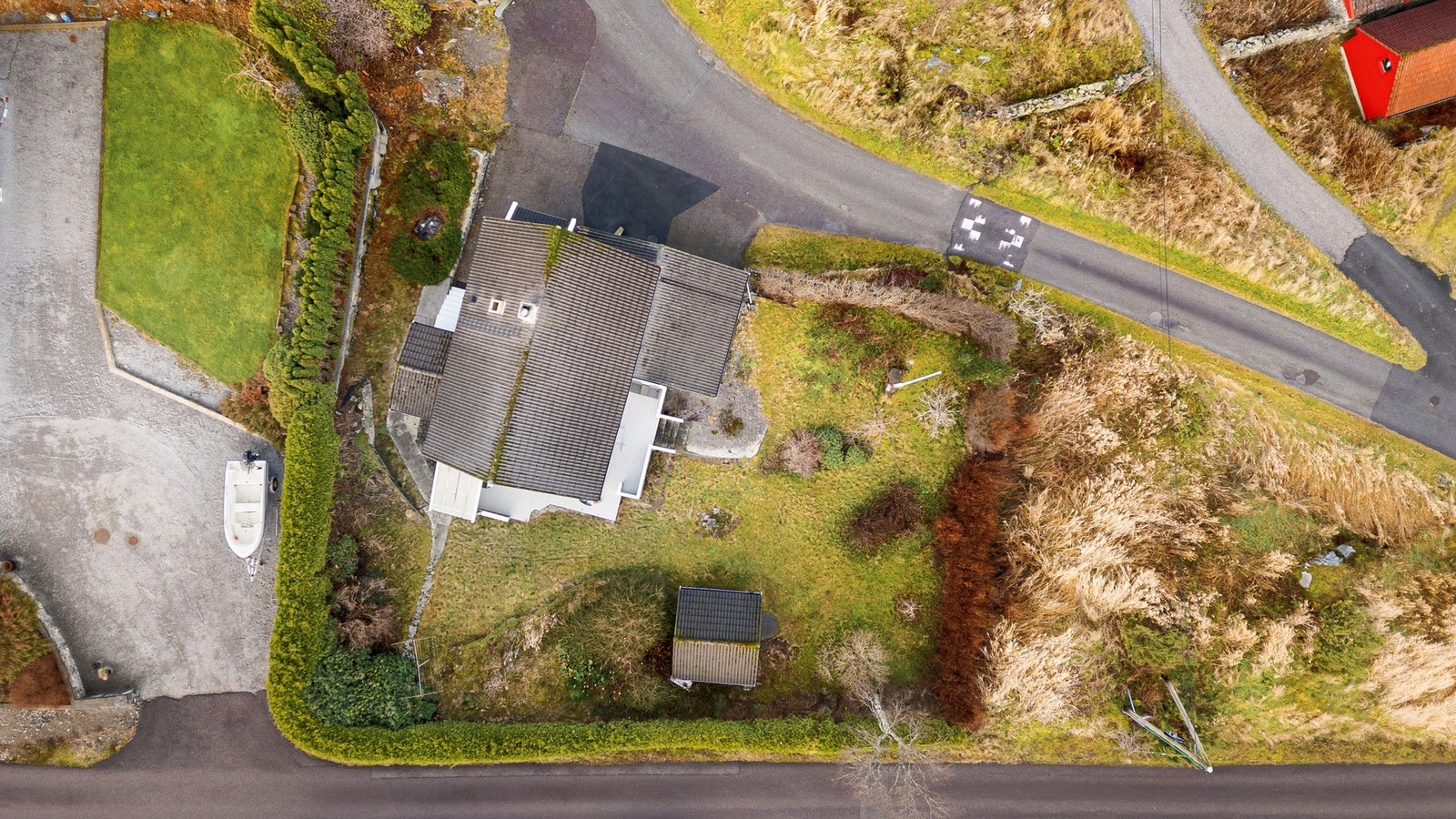 Ågotnes har en strategisk beliggenhet med god forbindelse til Bergen og omegn. Med bil tar det ca. 25-30 minutter til Bergen sentrum, og området har gode kollektivforbindelser med buss. Galleribilde