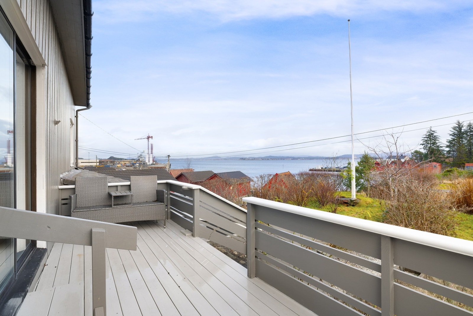 Tomten består av gressplen, beplantning, flere terrasser samt en takoverbygget uteplass, i tillegg til et praktisk uthus. Galleribilde