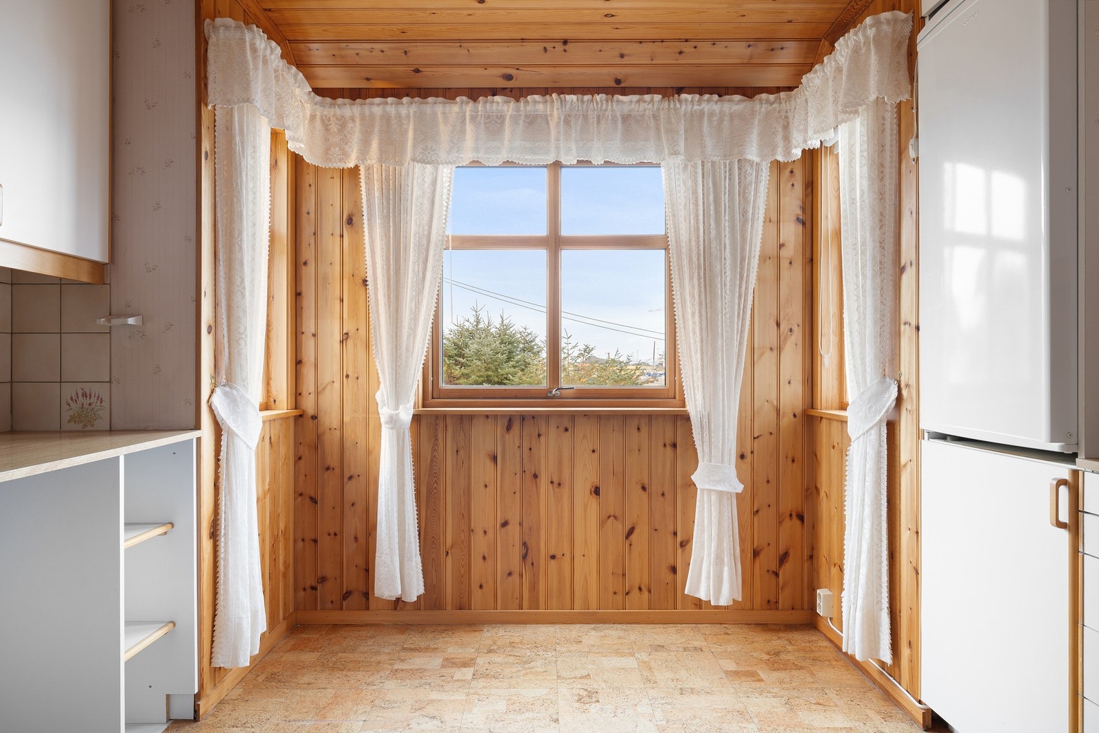 Formiddagssol på terrasse i øst fra soloppgang. Ettermiddag og kveldssol på terrasse i sør/vest. Galleribilde