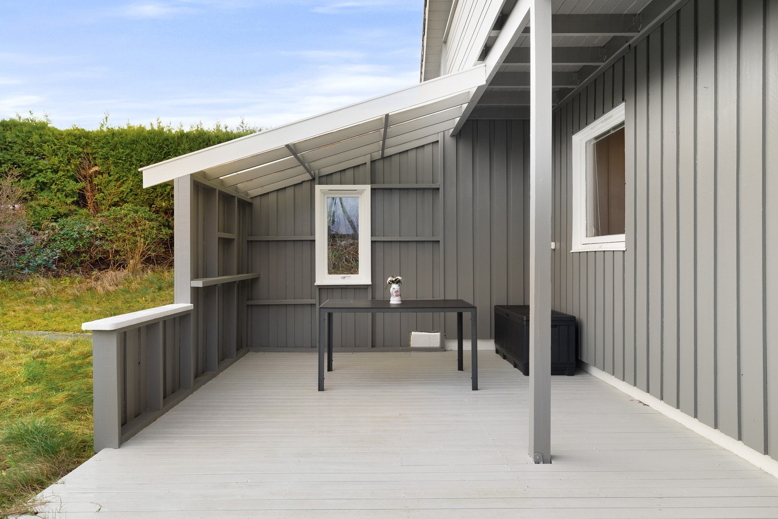 Solforholdene er optimale med formiddagssol på østvendt terrasse fra soloppgang, samt ettermiddags- og kveldssol på terrasser mot sør og vest - ideelt for både morgenkaffe og sosiale sommerkvelder. Galleribilde