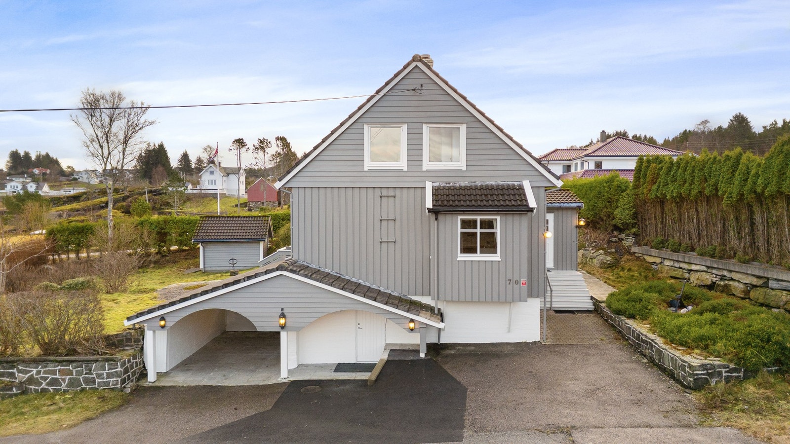 Alt i alt er dette en bolig med mye potensiale, god romfordeling og fine utearealer - et godt utgangspunkt for deg som ønsker å skape ditt eget hjem over tid. Galleribilde