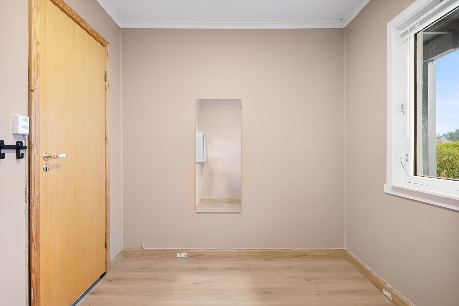 Et soverom/kontor, gang, romslig vindfang og separat toalettrom gjør etasjen svært praktisk i hverdagen Galleribilde