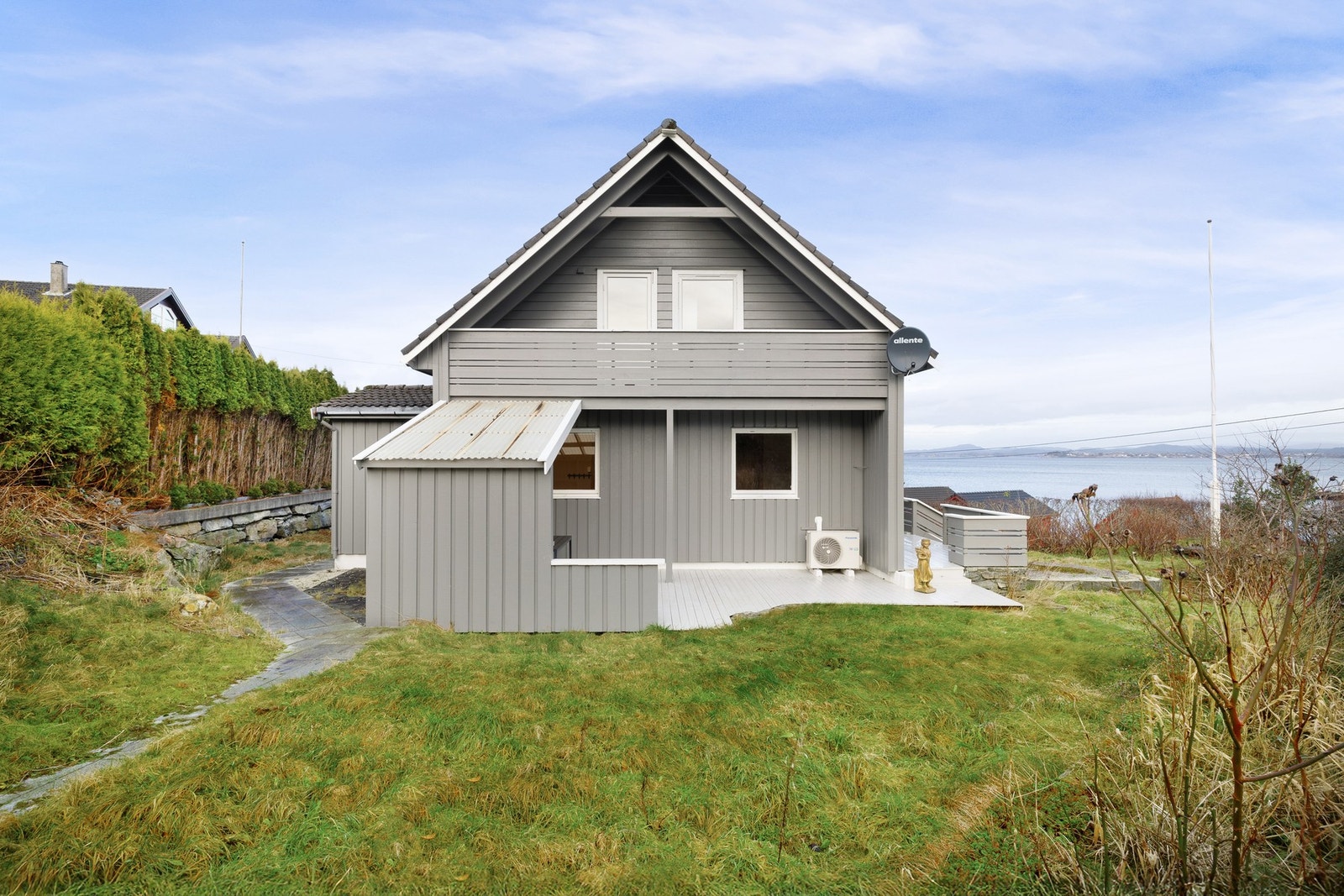 Dette er et hjem som gir høy bokvalitet - enten du er barnefamilie, pendler eller ønsker et rolig sted å bo med nærhet til alt. Galleribilde