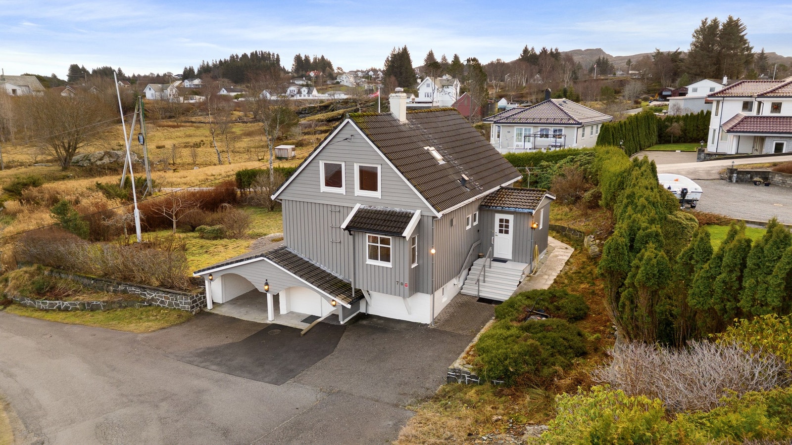 I nærheten finner du også tursti til Spjeldsfjellet, samt et stort idrettsanlegg med fotballbaner, løpebane og utendørs treningsapparater - et attraktivt tilbud for både barn og voksne. Galleribilde