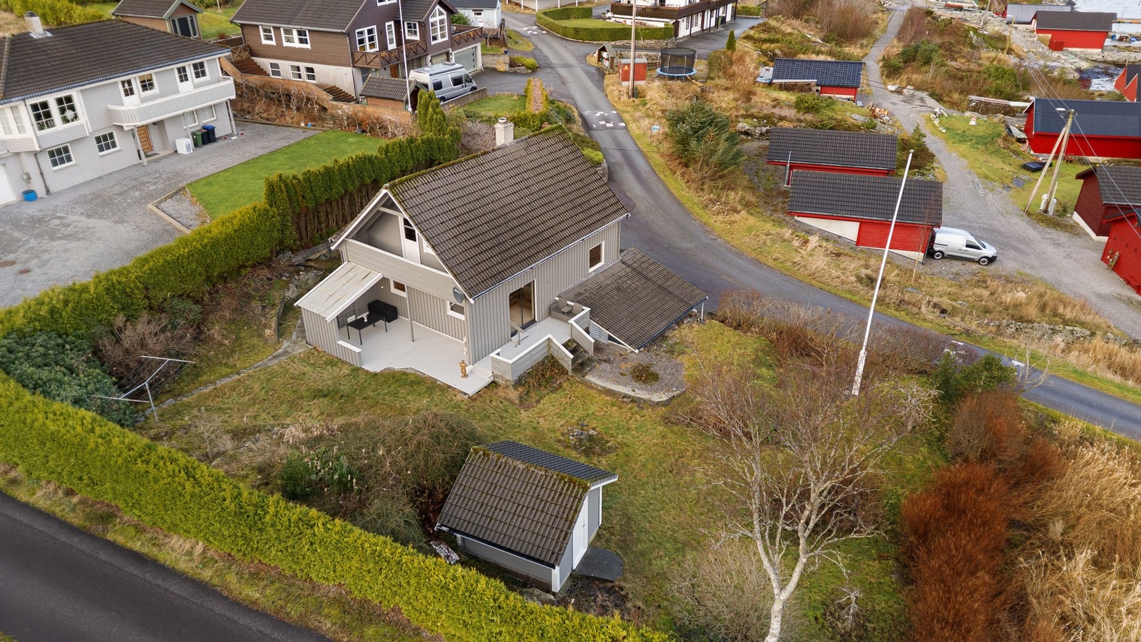 Boligen har gangavstand til butikk, post, apotek, treningssenter og restaurant, noe som gir en svært praktisk hverdag. Galleribilde