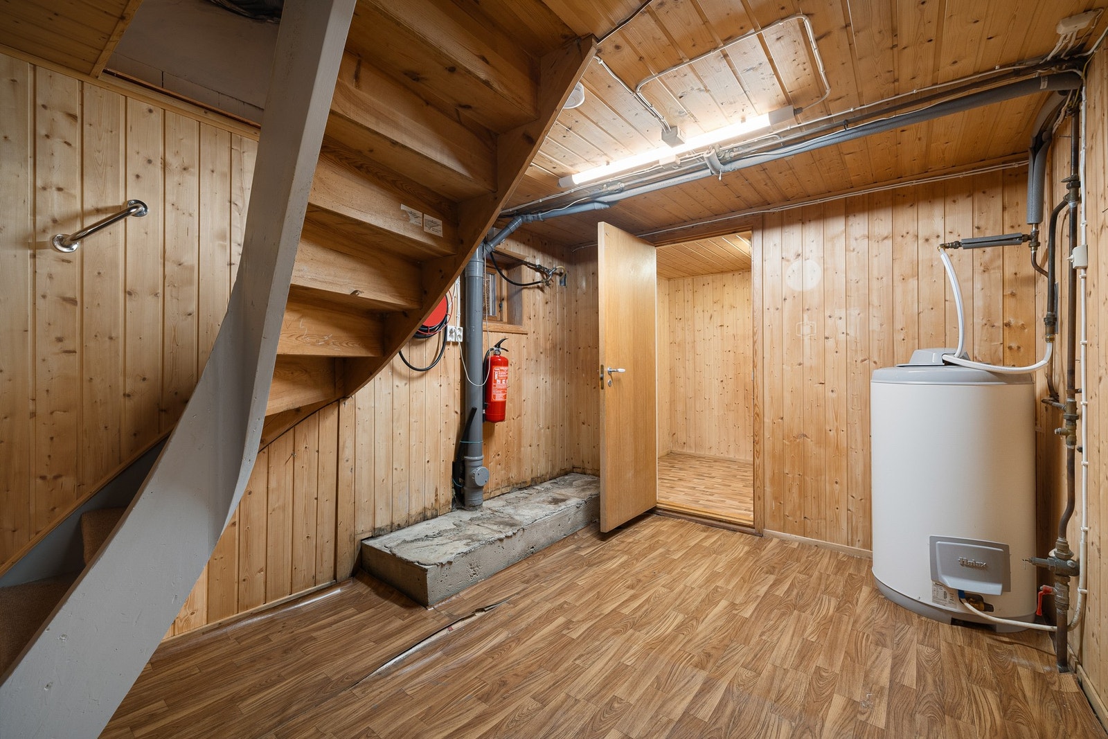 I kjelleren finner du trapperom, arbeidsrom og flere boder, som gir ekstra lagringsplass og mulighet for hobbyrom, kontor eller annen bruk etter behov. Galleribilde