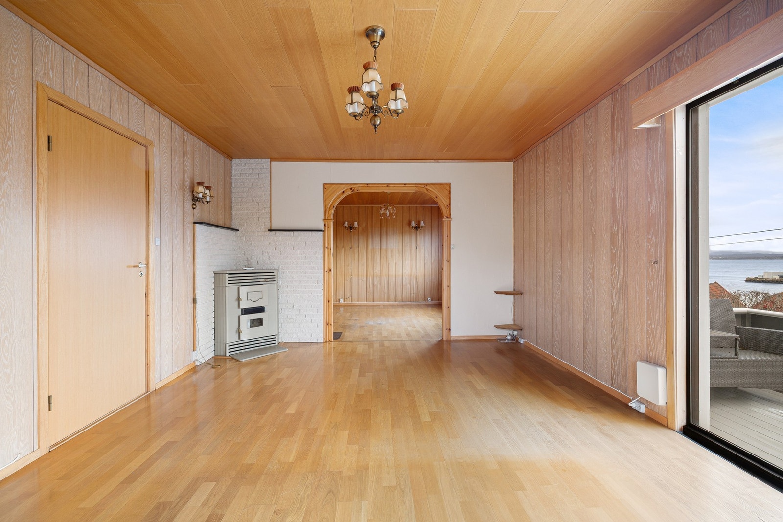 Fra eiendommen er det kun 30 meter til sjøen med gode bademuligheter. Det er også mulighet for båtplass i båthavn like nedenfor, noe som gjør beliggenheten ideell for båt- og sjølivsentusiaster. Galleribilde