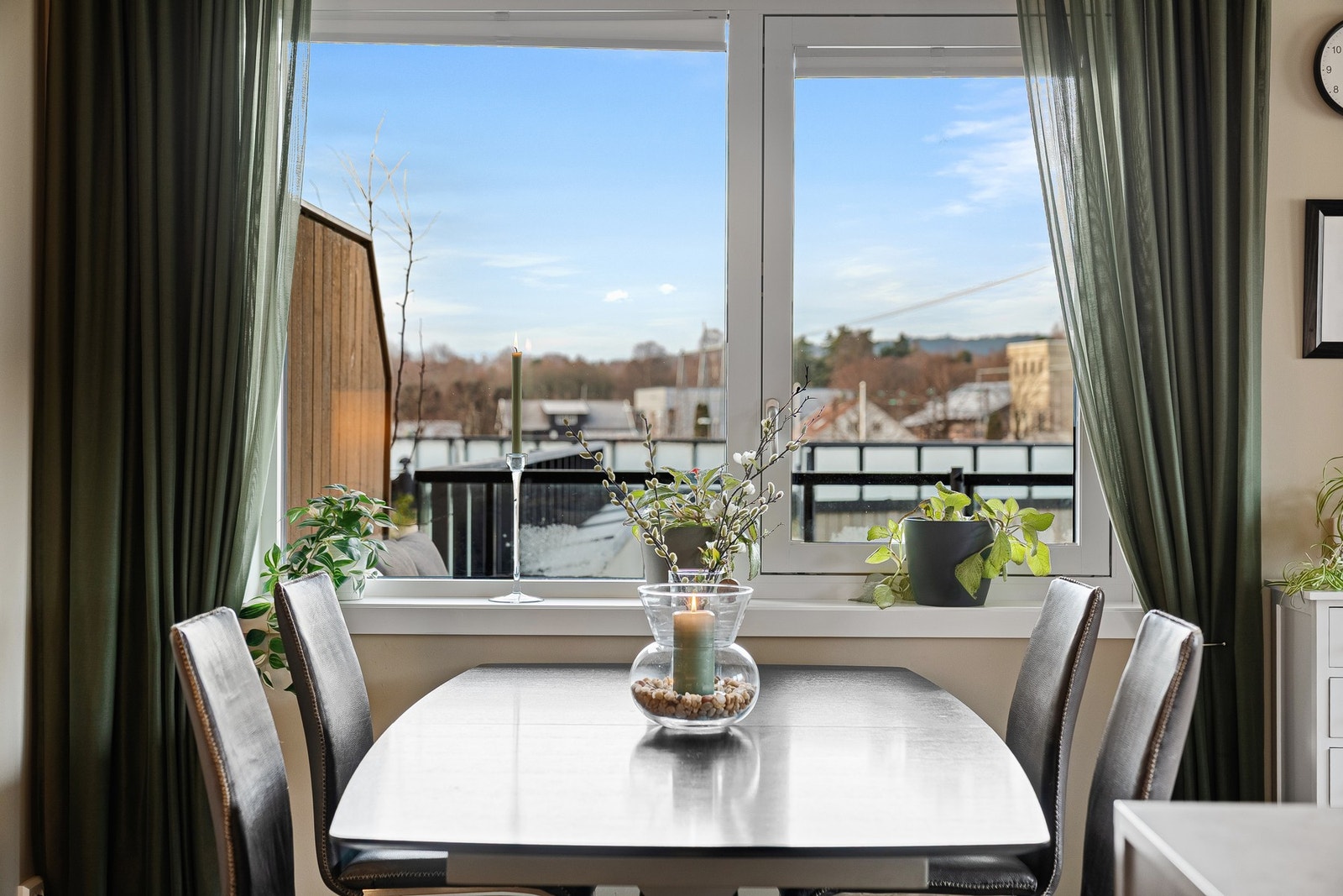 Spiseplass med utsikt over området Galleribilde