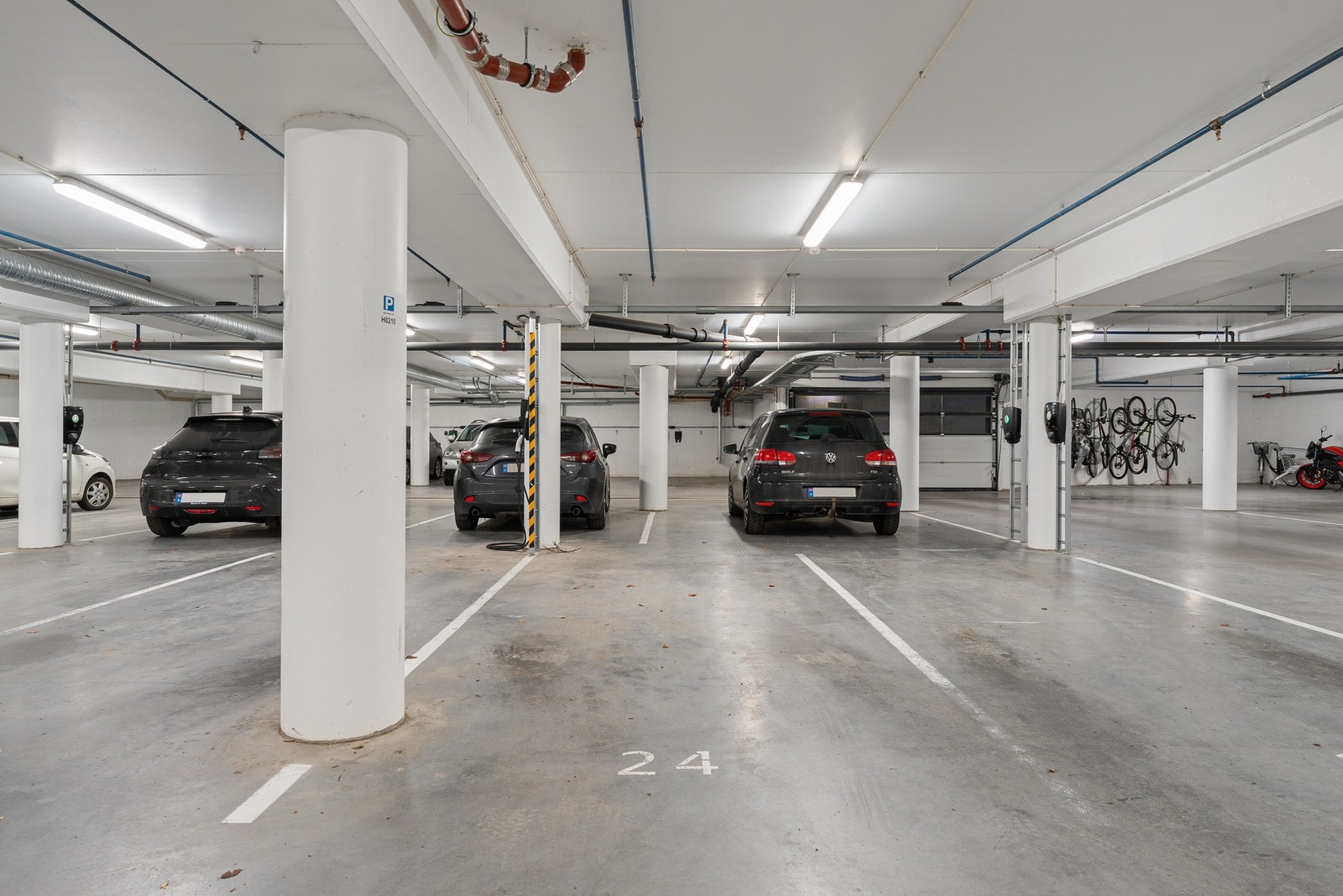 Garasjeplass i kjelleren Galleribilde