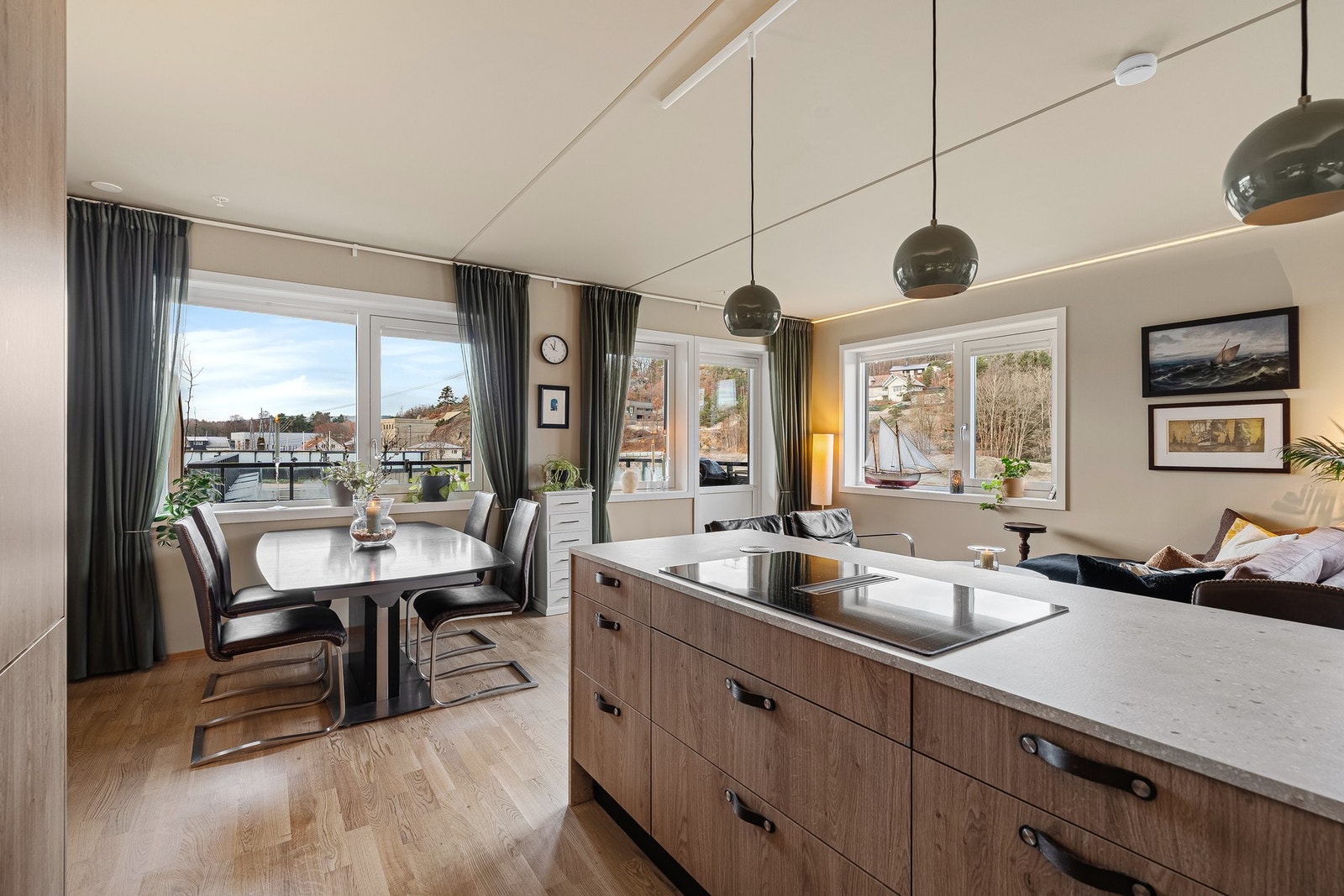 Kjøkken med spiseavdeling Galleribilde