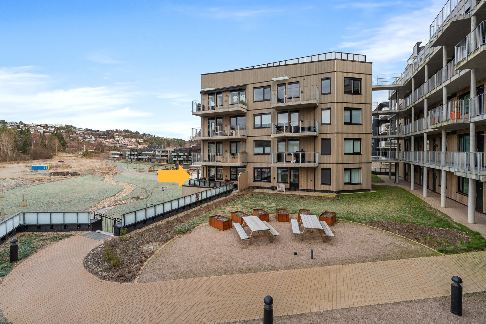Leiligheten vender mot vest og har terrasse på terreng. Galleribilde