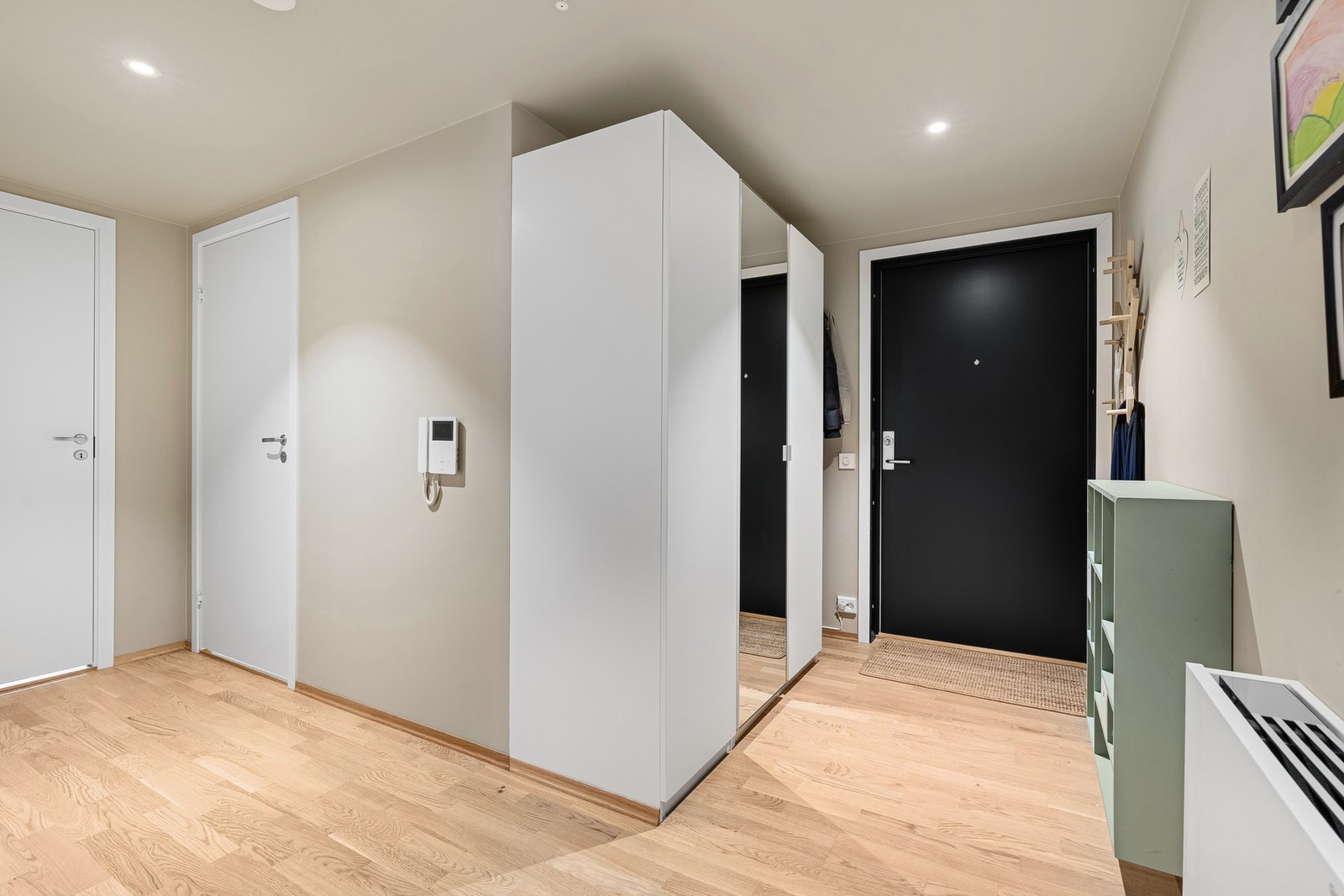 Entre med garderobe Galleribilde