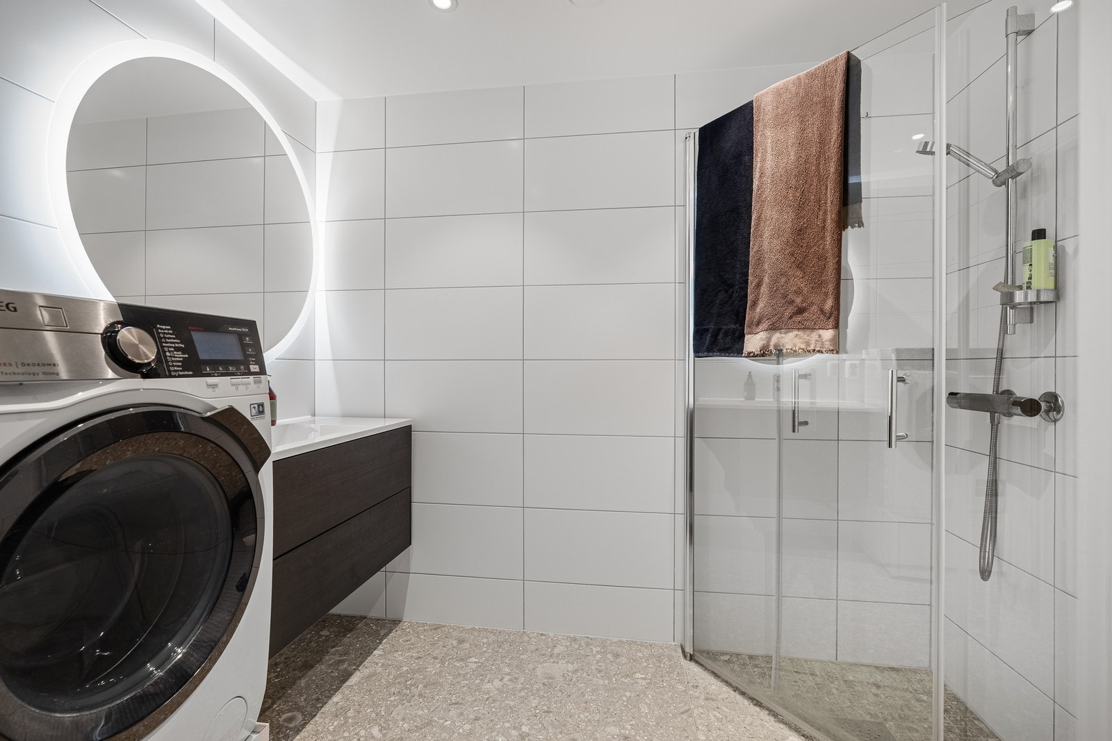 Lekkert dusjbad med opplegg vaskemaskin Galleribilde
