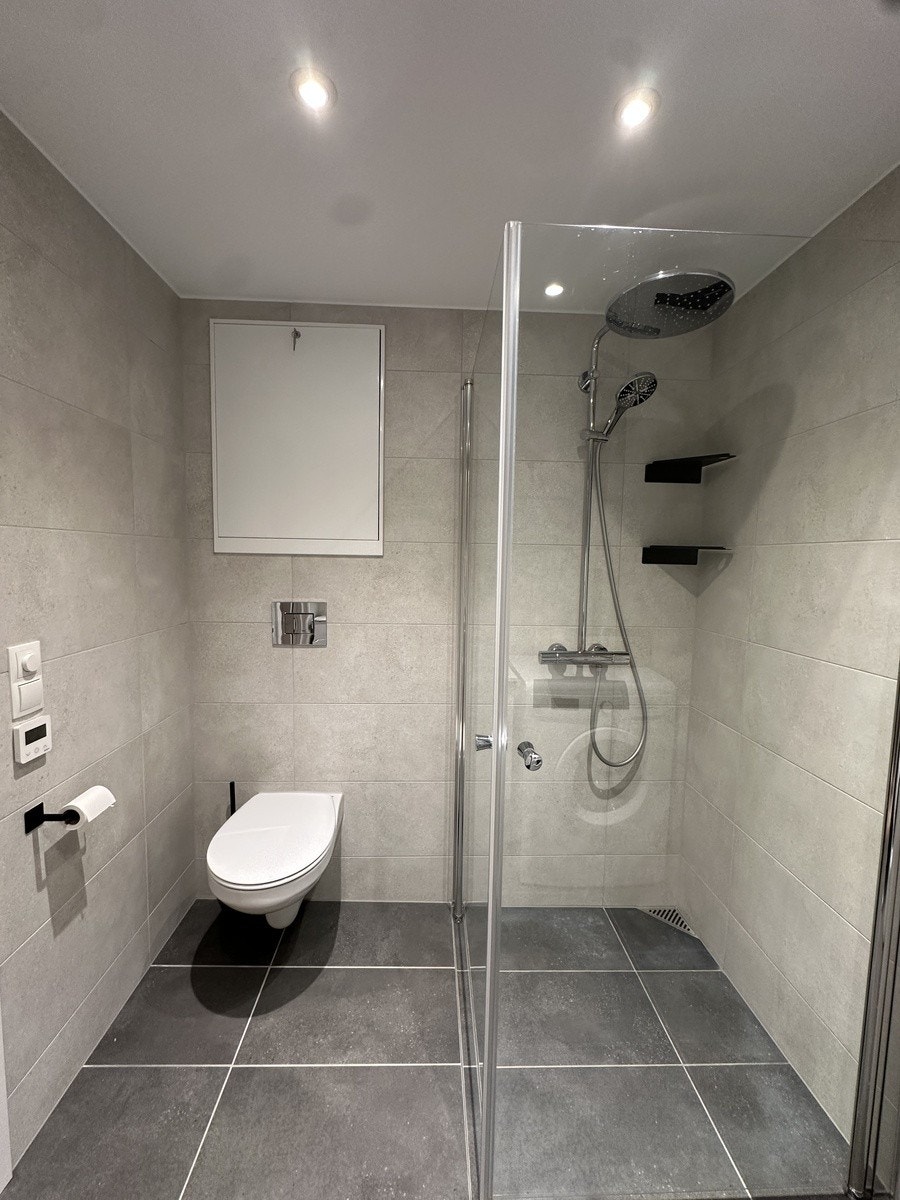 Romslig og flislagt bad Galleribilde