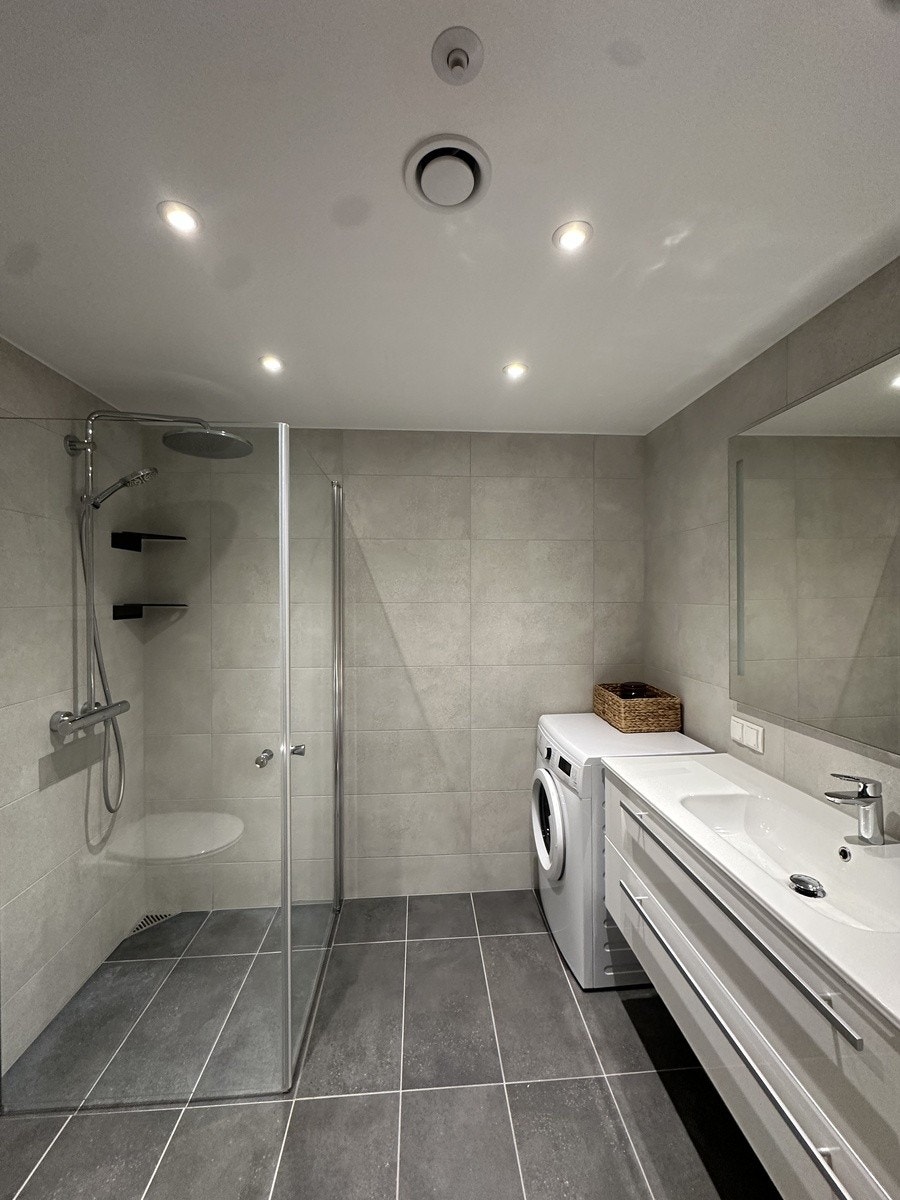 Romslig og flislagt bad Galleribilde