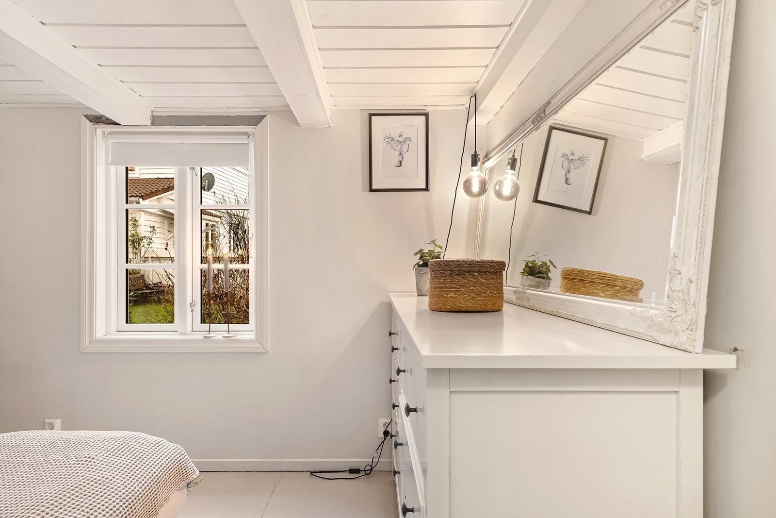 Hovedetasjen byr på boligens første av tre soverom. Soverommet har god plass til seng, oppbevaring og nattbord Galleribilde