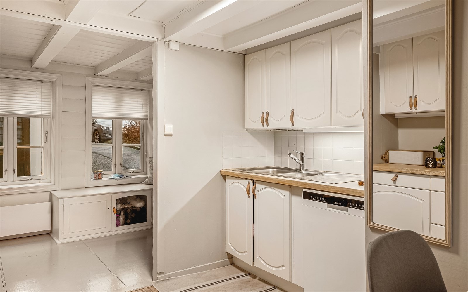 Kjøkkenet ble modernisert i ca 2019 med ny benkeplate, delvis integrerte hvitevarer og vask Galleribilde