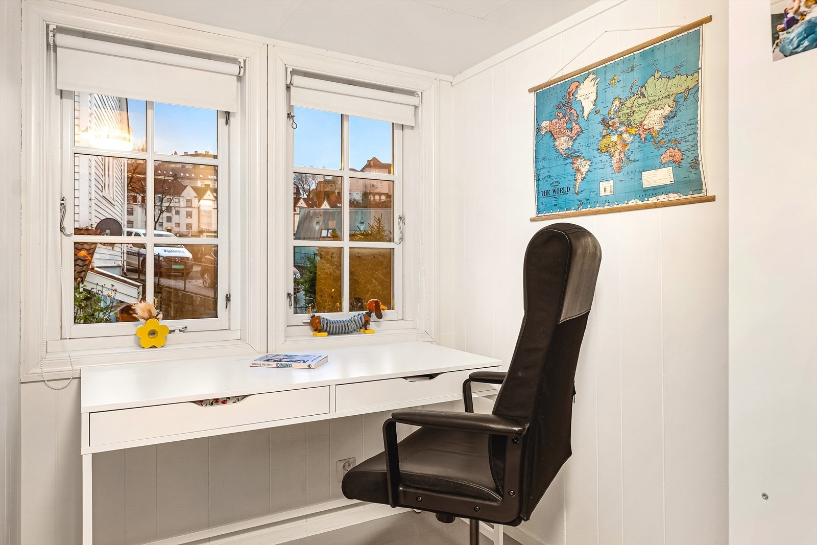 Den andre delen er innredet som kontor, og passer perfekt som hjemmekontor eller plass for hjemmelekser Galleribilde