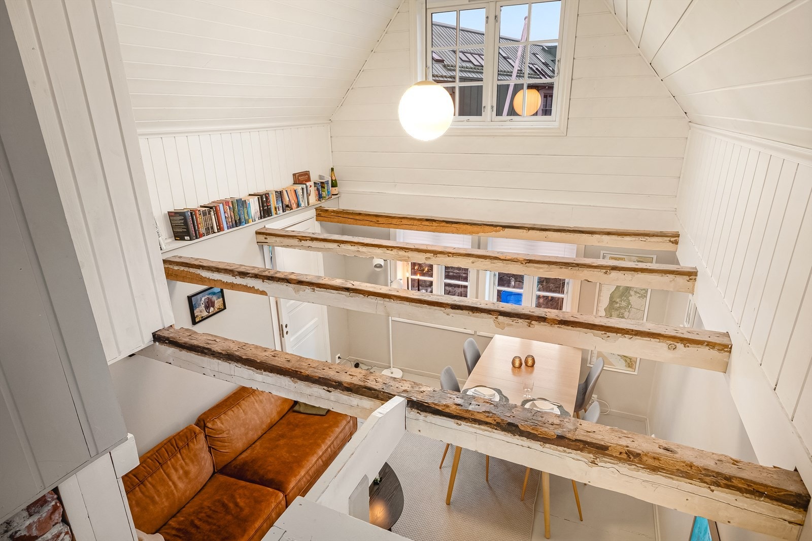 Bjelkene byr på mye karakter og sjel i boligen Galleribilde