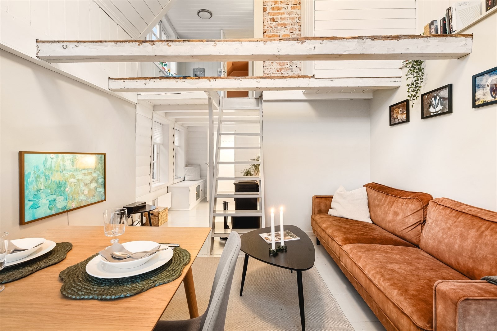 Boligen har en romslig takhøyde i stue med mye naturlig lysinnslipp Galleribilde