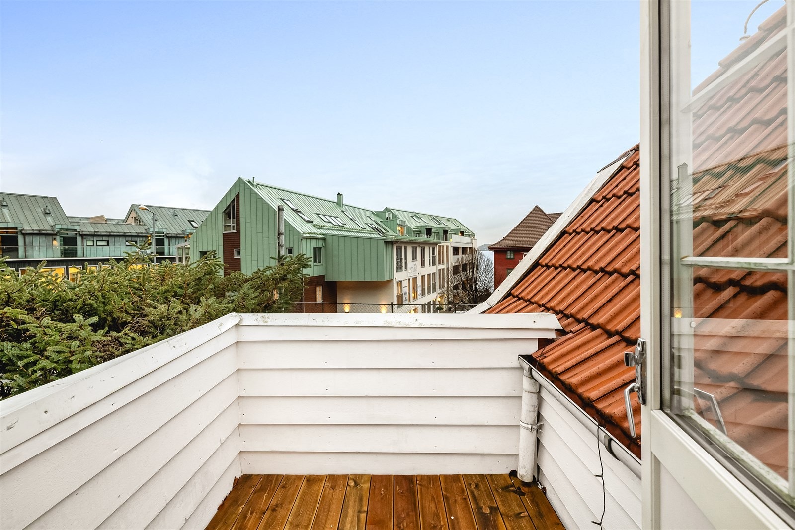 Her er det plass til en trivelig sittegruppe hvor solen kan nytes til sent på kveld på sommerstid Galleribilde